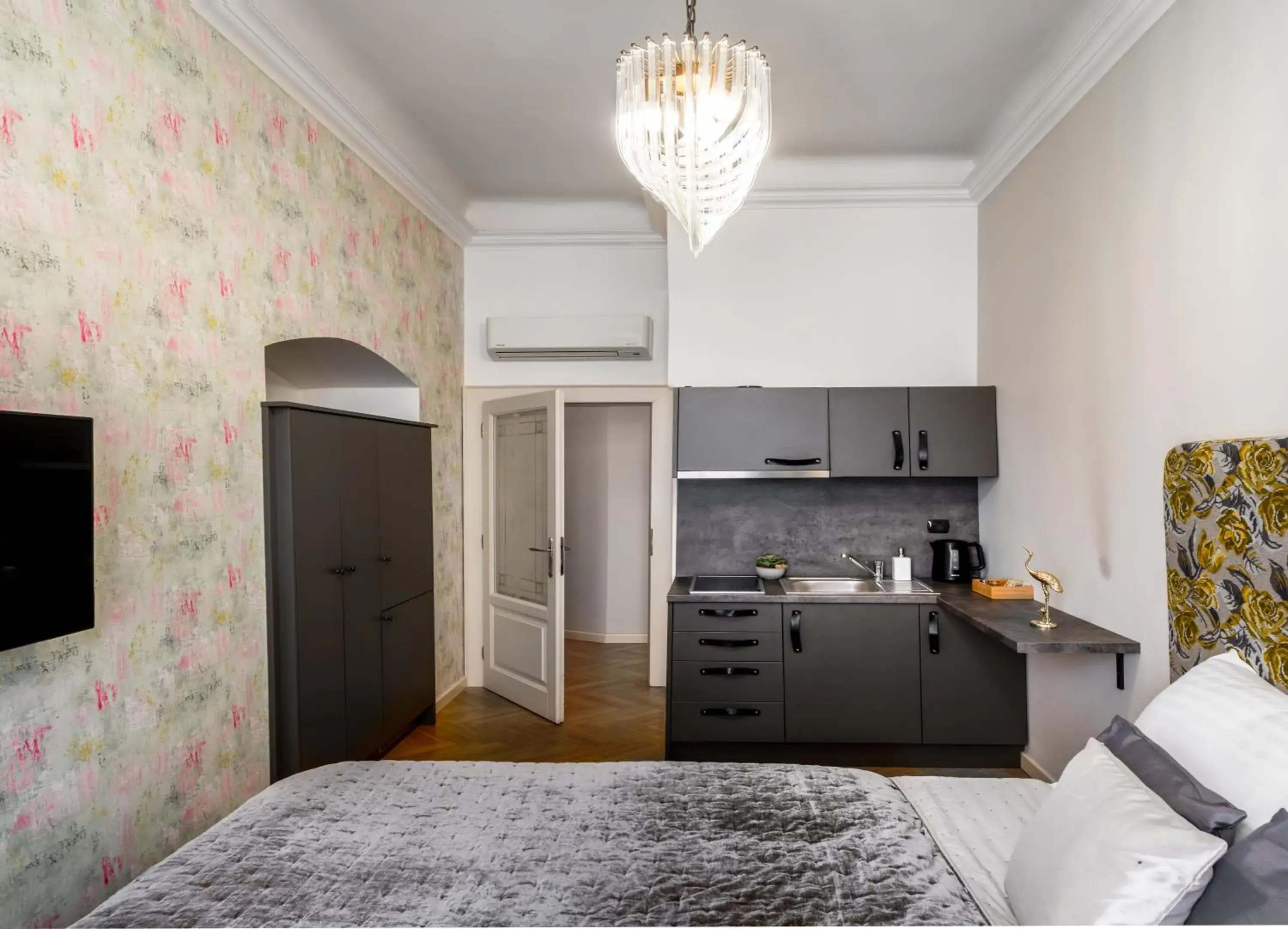 Bedroom, Kitchen/Kitchenette in Chateau 9 Apartments by Adrez Living