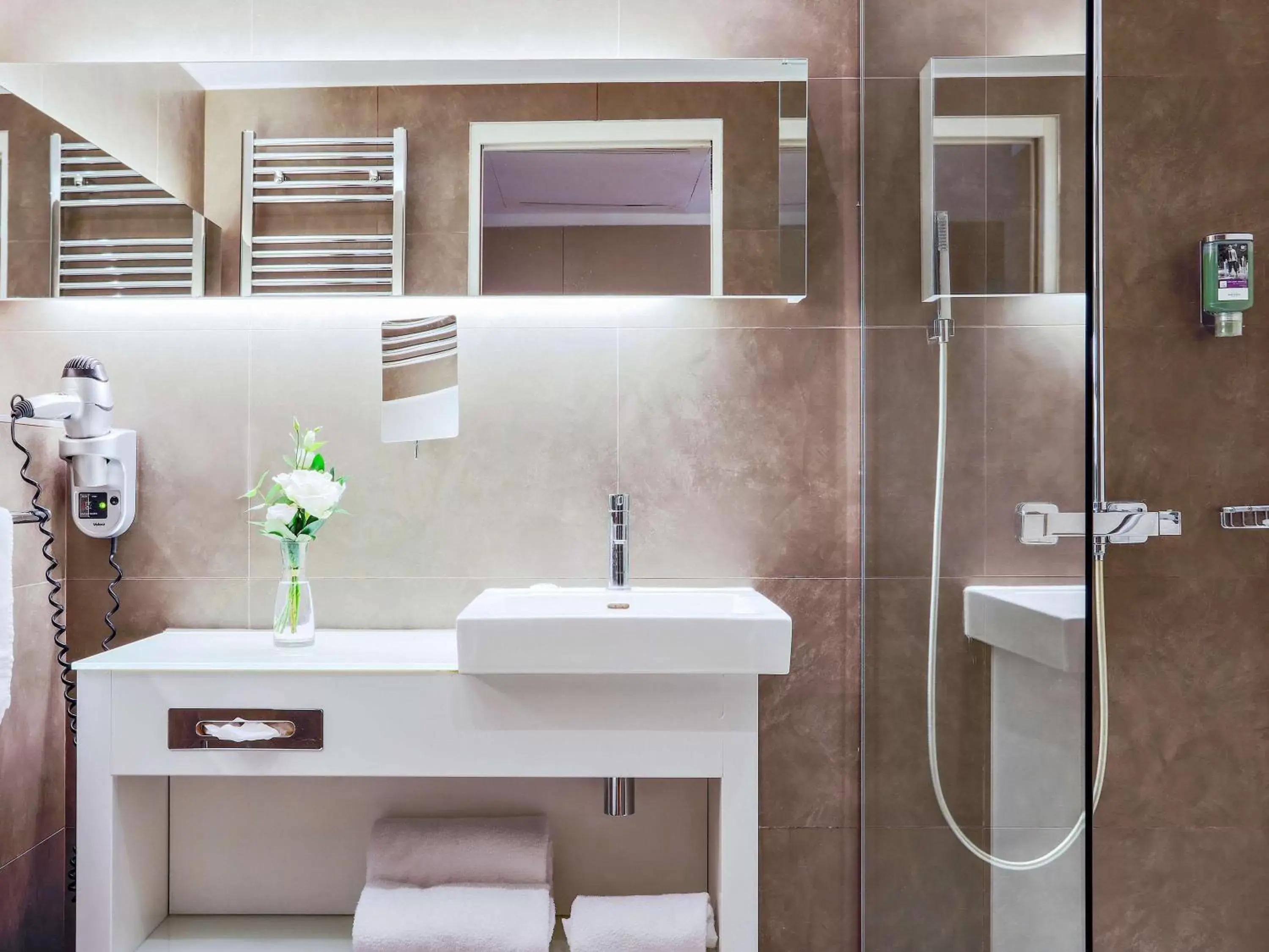 Photo of the whole room, Bathroom in Mercure Paris Vaugirard Porte De Versailles