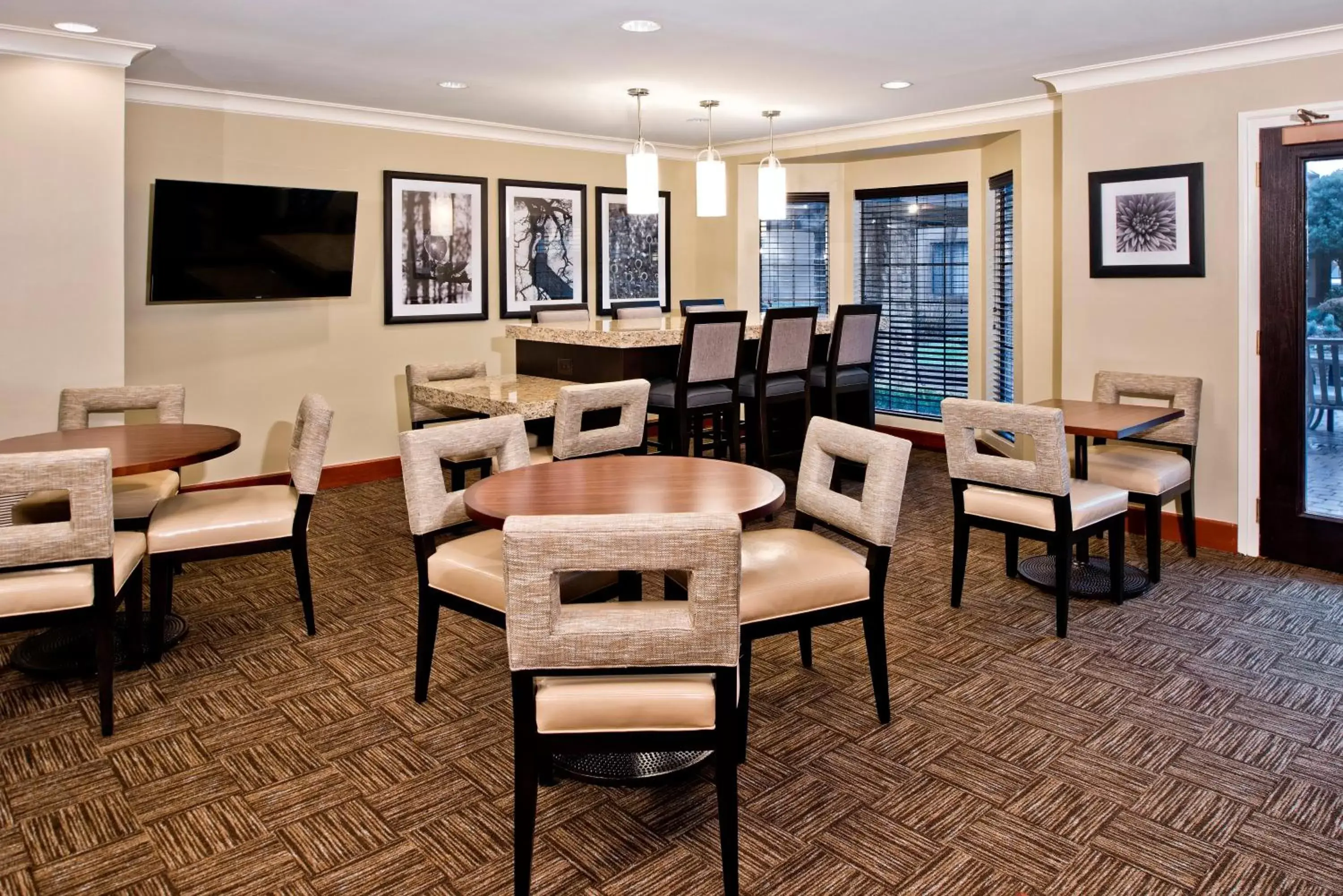 Restaurant/places to eat, Lounge/Bar in Staybridge Suites - Charlotte Ballantyne, an IHG Hotel