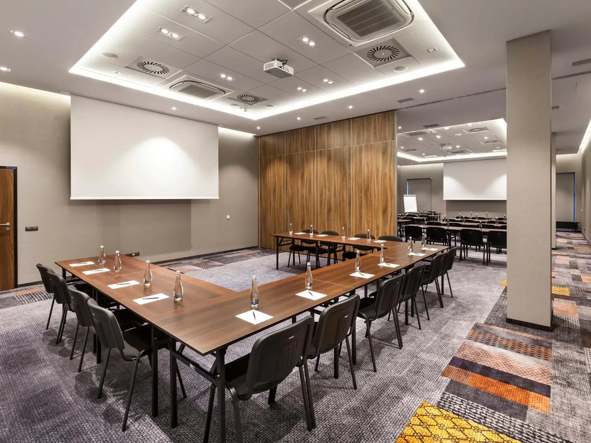 Business facilities, Business Area/Conference Room in Hotel Sadova