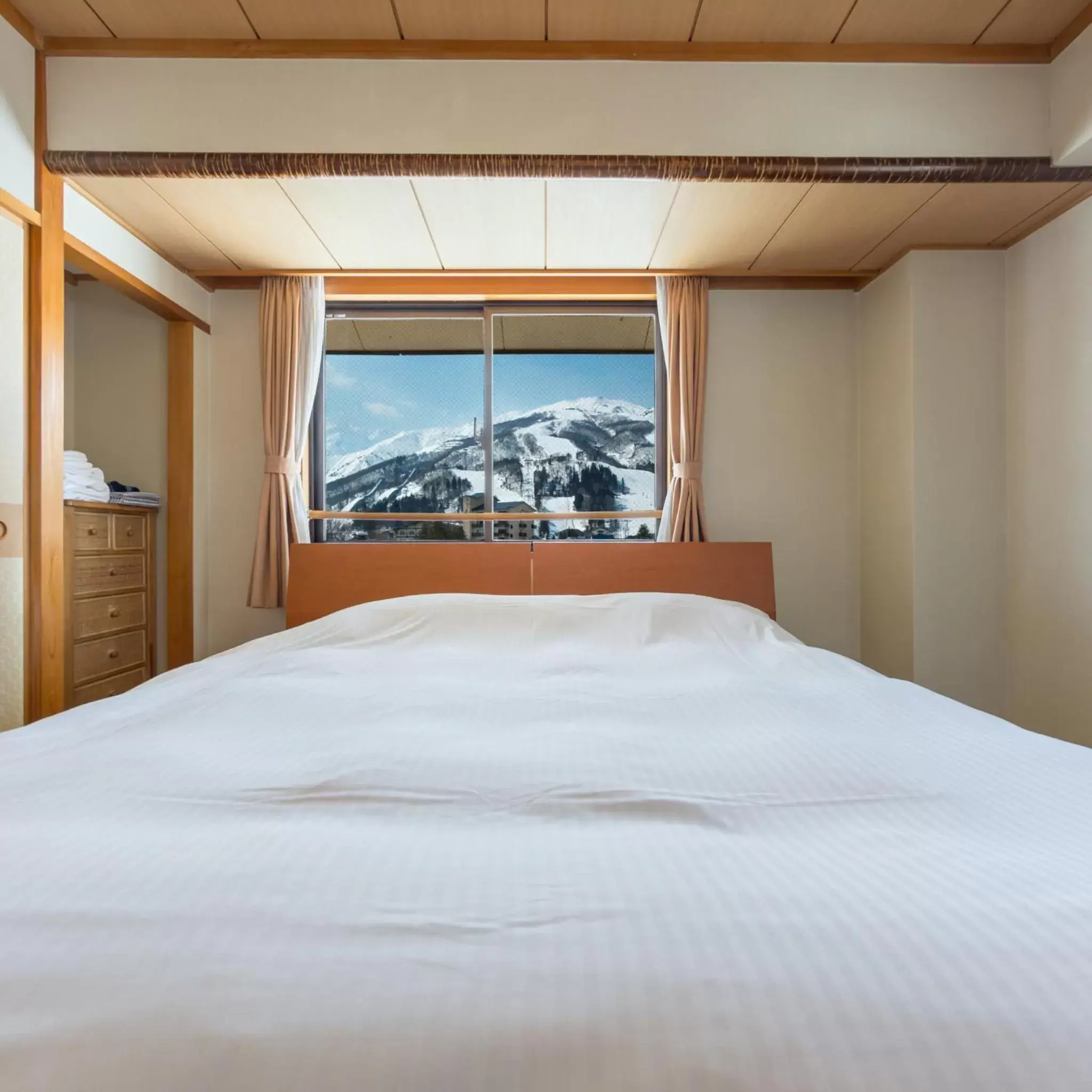 Mountain view, Bed in Hakuba Panorama Hotel