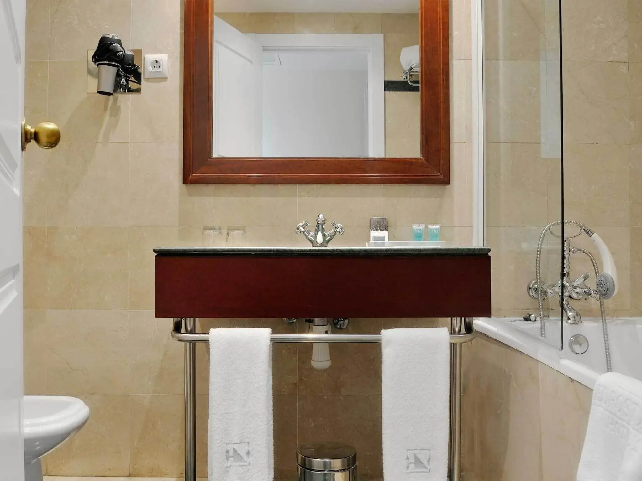 Bathroom in Exe Laietana Palace