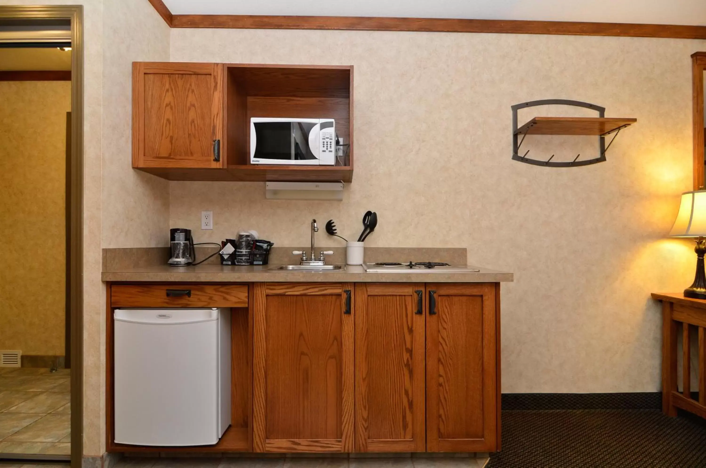 Kitchen or kitchenette, Kitchen/Kitchenette in Best Western Plus Fernie Mountain Lodge