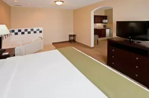 Bedroom, Bed in Holiday Inn Express Hotel & Suites Anderson, an IHG Hotel