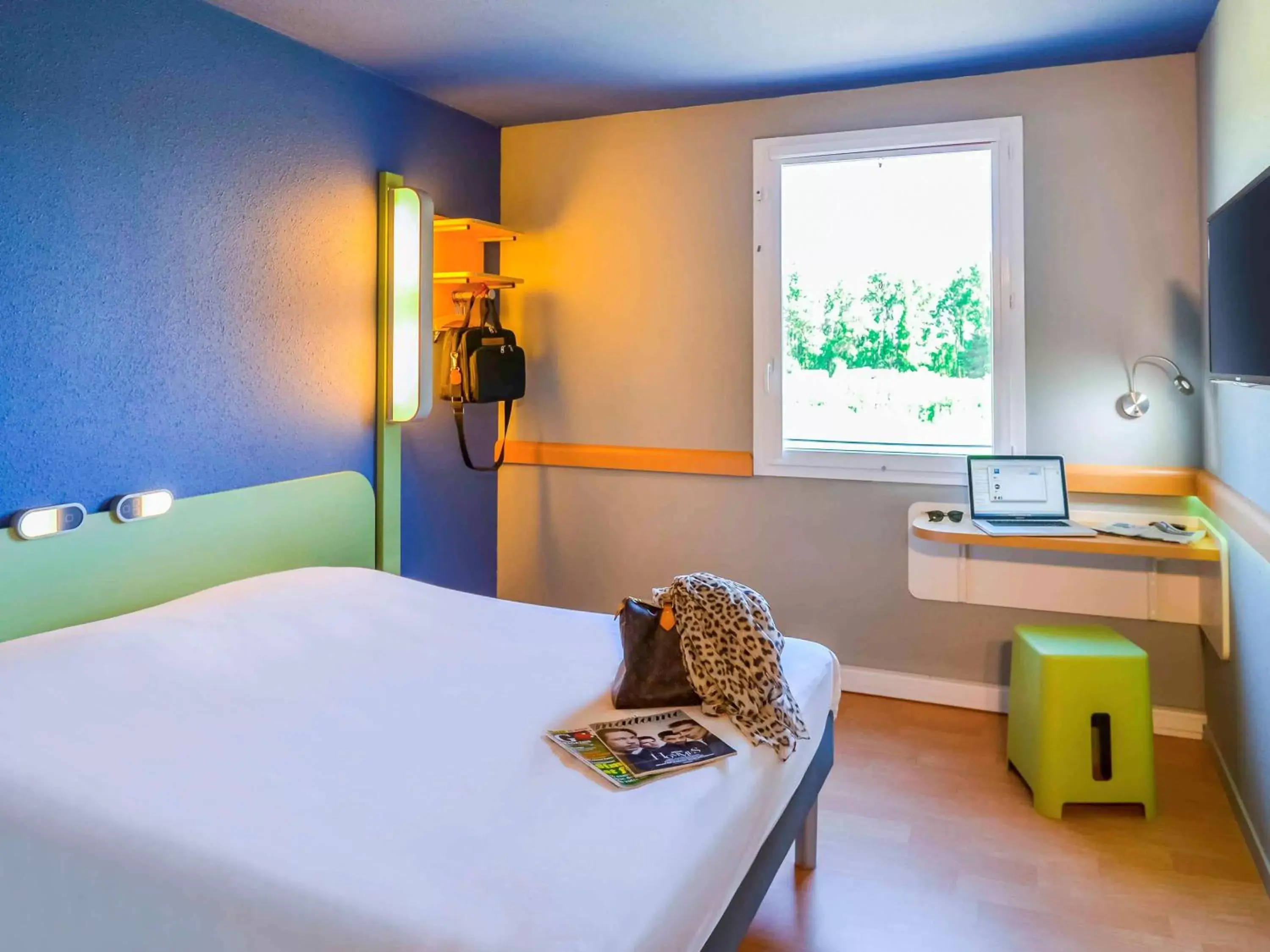 Photo of the whole room, Bed in Ibis Budget Porte de Camargue