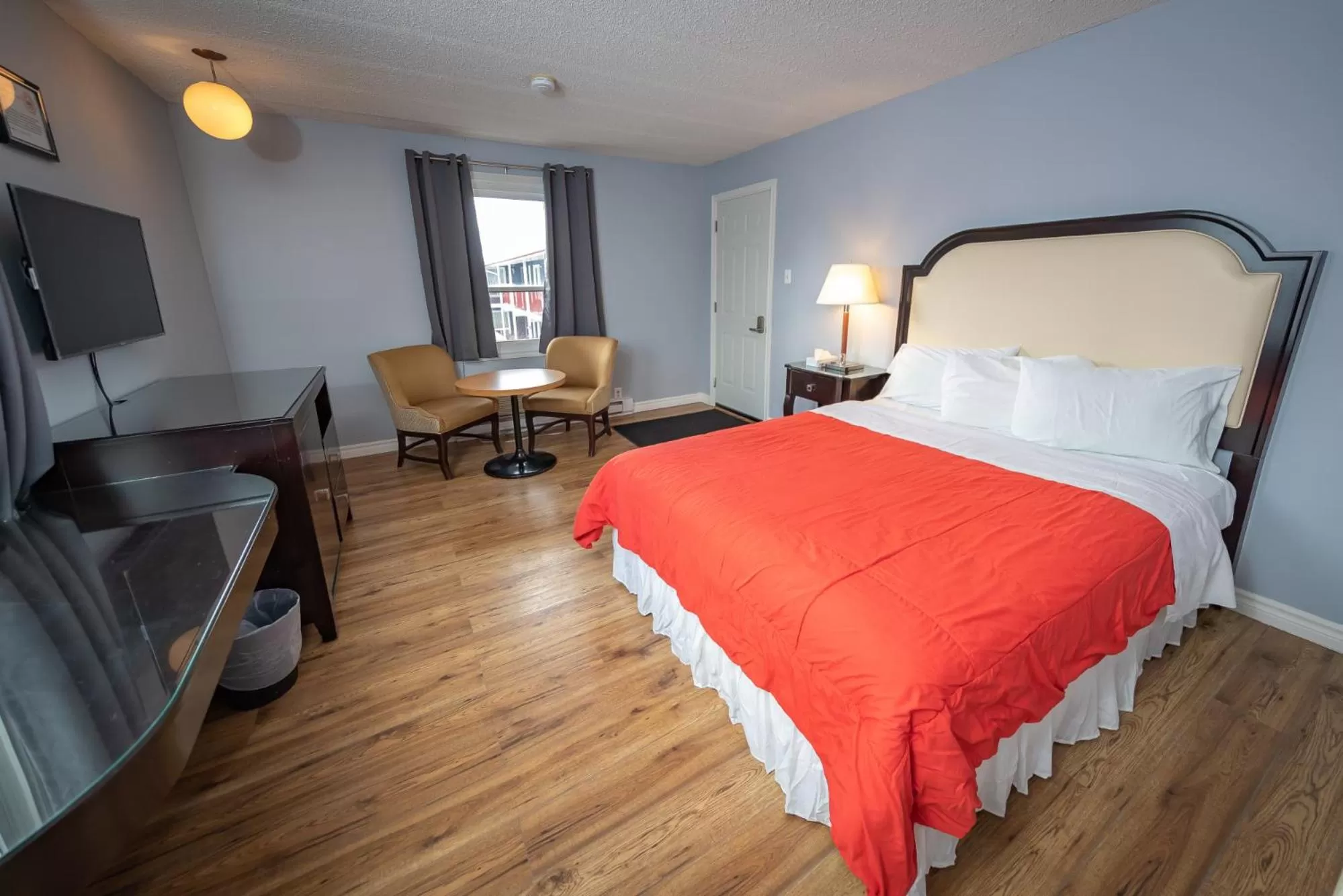 Photo of the whole room, Bed in Choice Inn by the falls