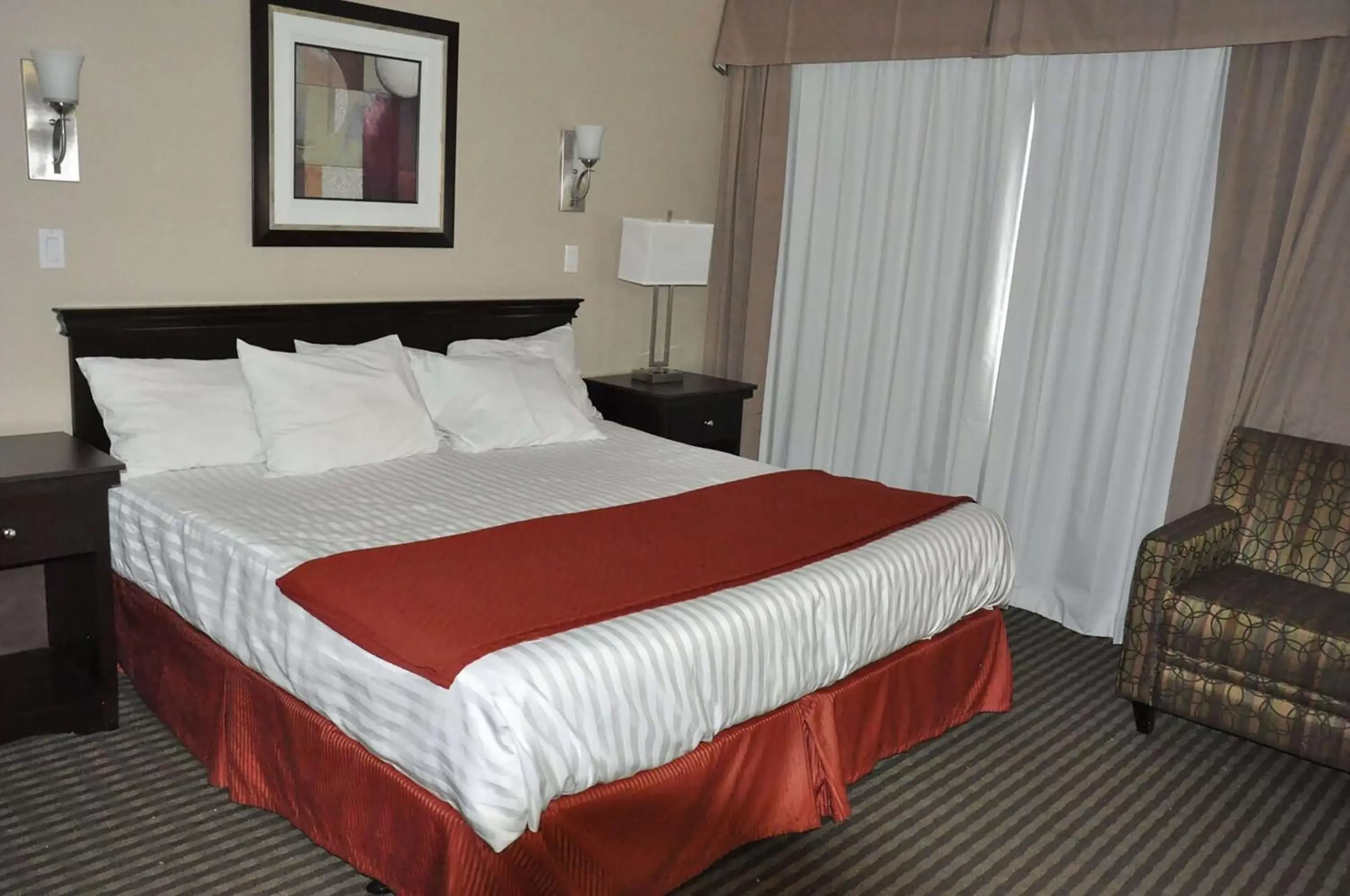 Photo of the whole room, Bed in Ramada by Wyndham Abbotsford