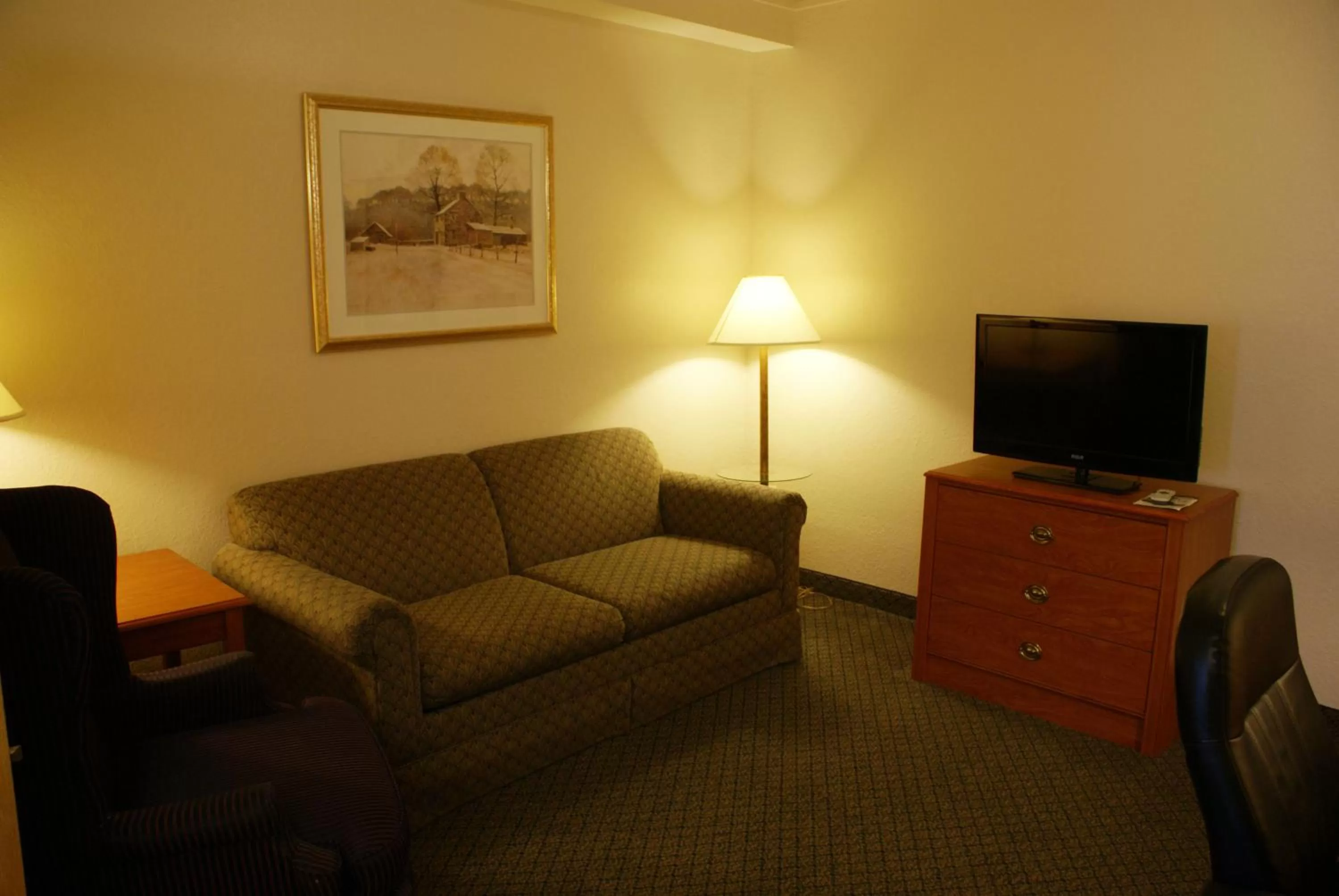 Living room in Country Inn & Suites by Radisson, Lansing, MI