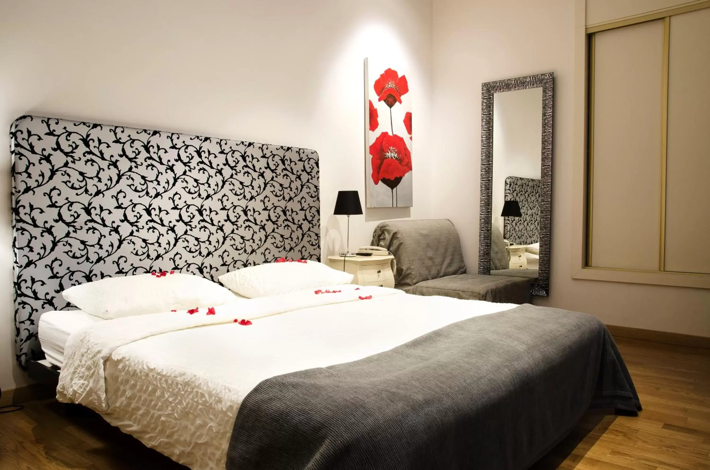 Bedroom, Bed in Dolce Vita Suites Boutique