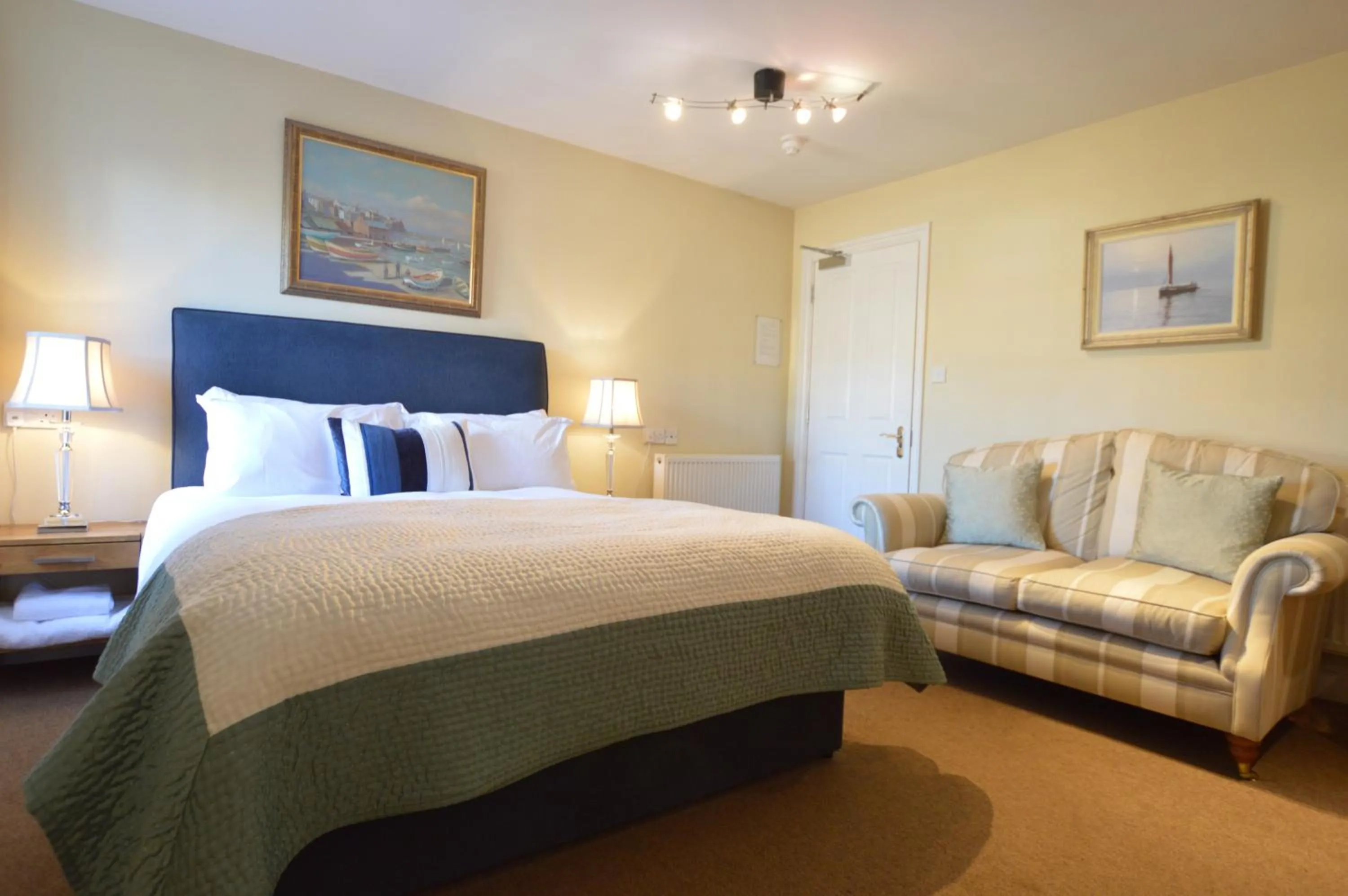 Bed in Chantry Hotel