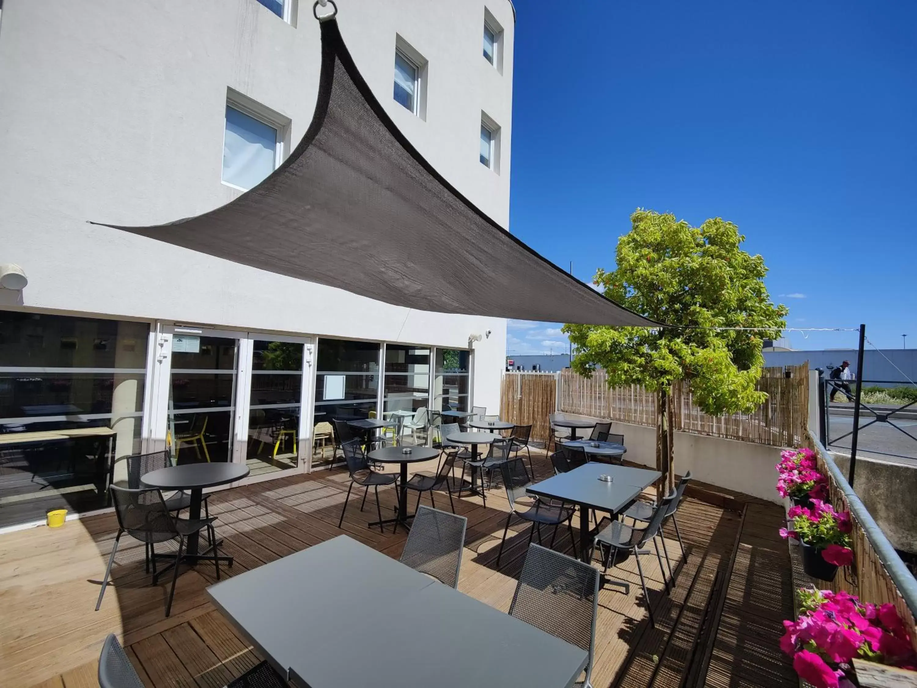 Balcony/Terrace, Restaurant/Places to Eat in Ibis Budget Montpellier Nord Euromédecine
