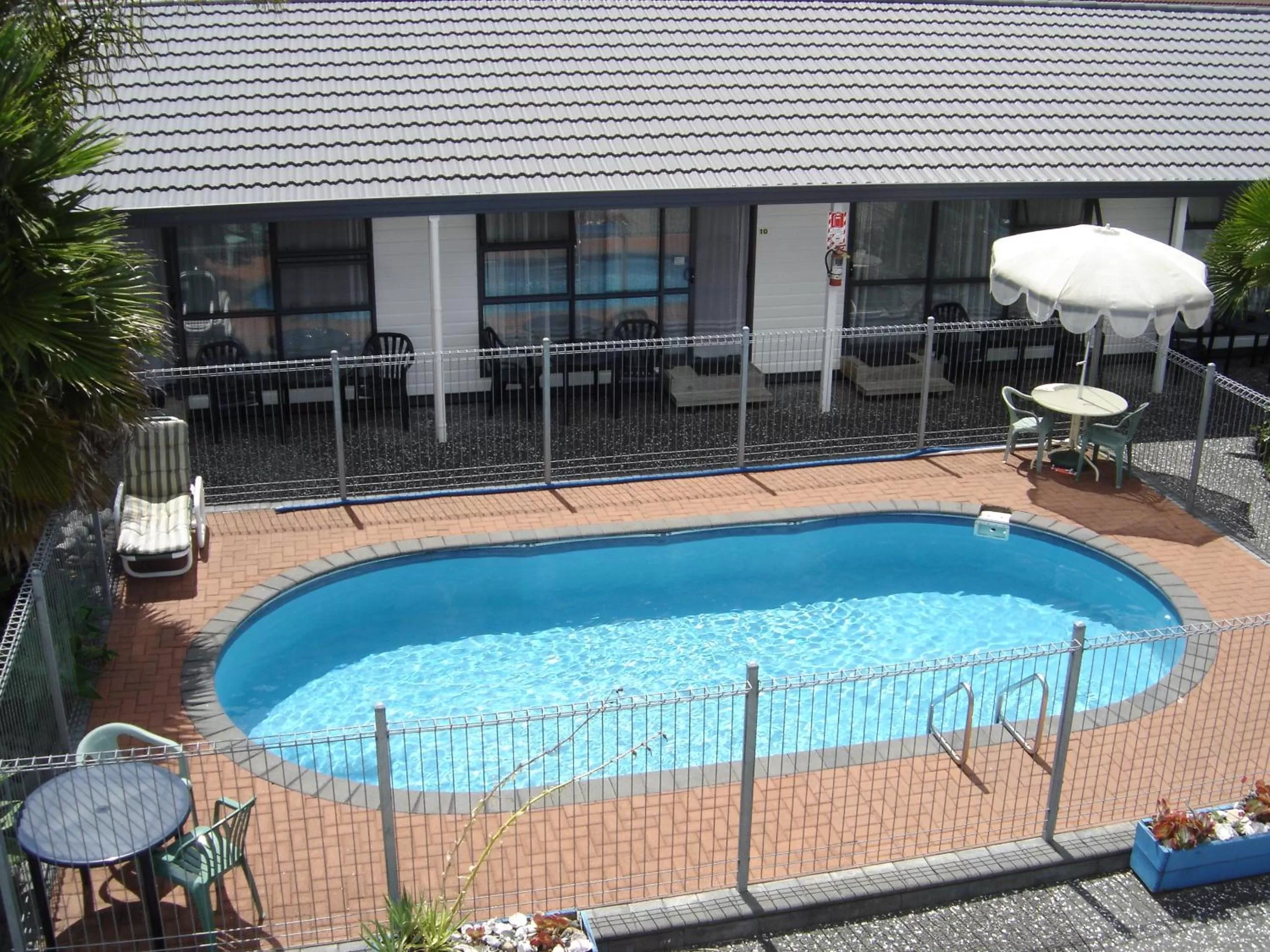 Swimming pool in Mana-Nui Motel
