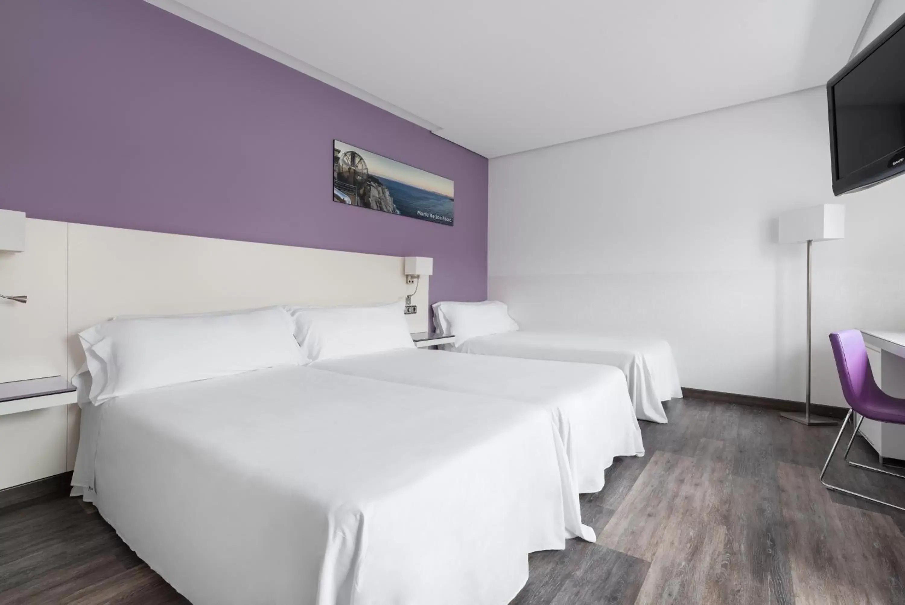 Photo of the whole room, Bed in Exe Coruña