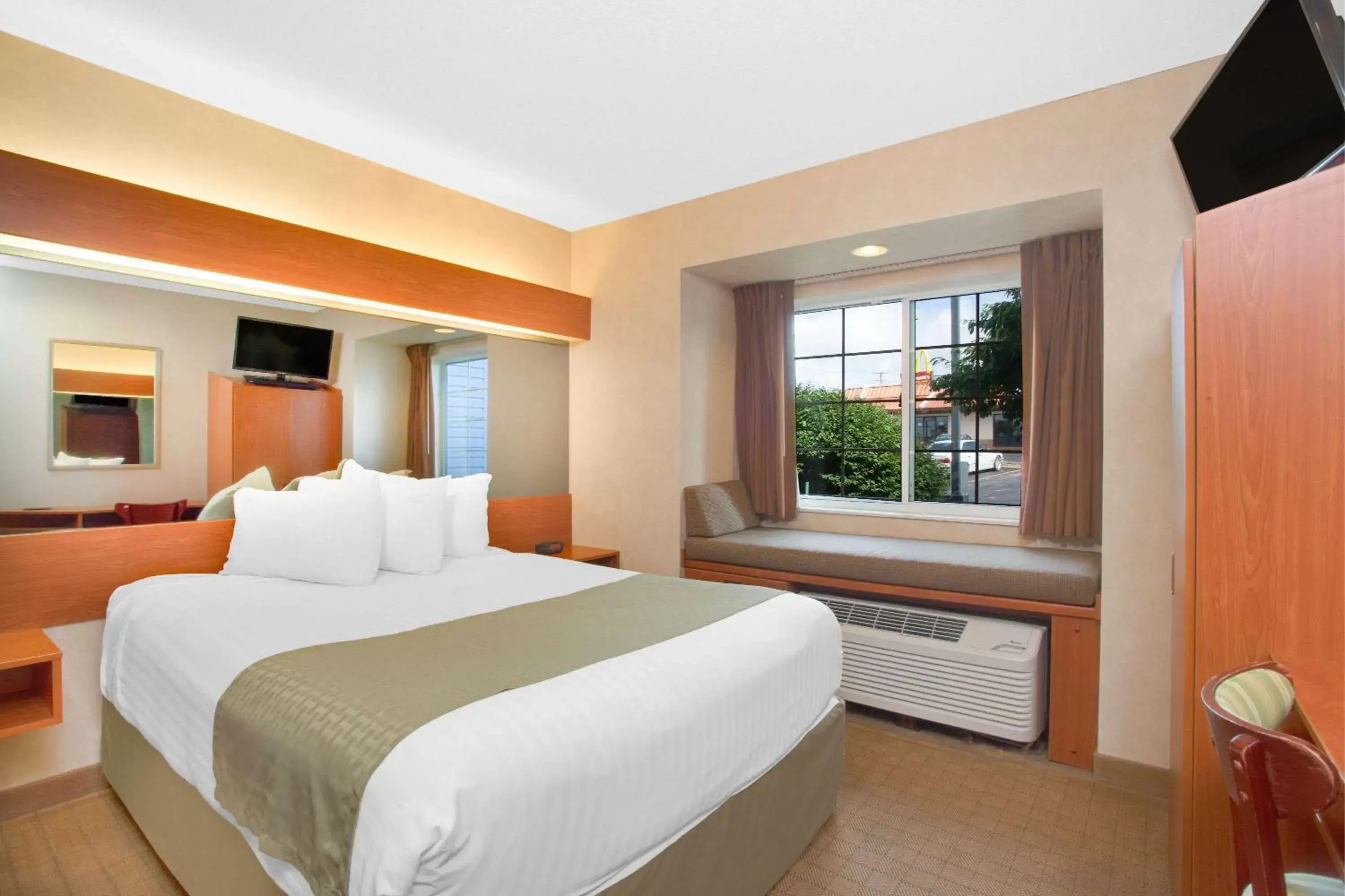 Photo of the whole room, Bed in Microtel Inn & Suites Springville