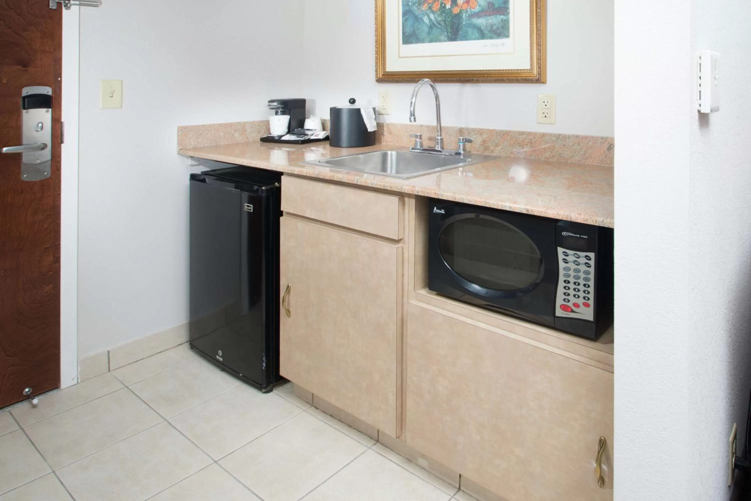 Kitchen or kitchenette in Hampton Inn Linden