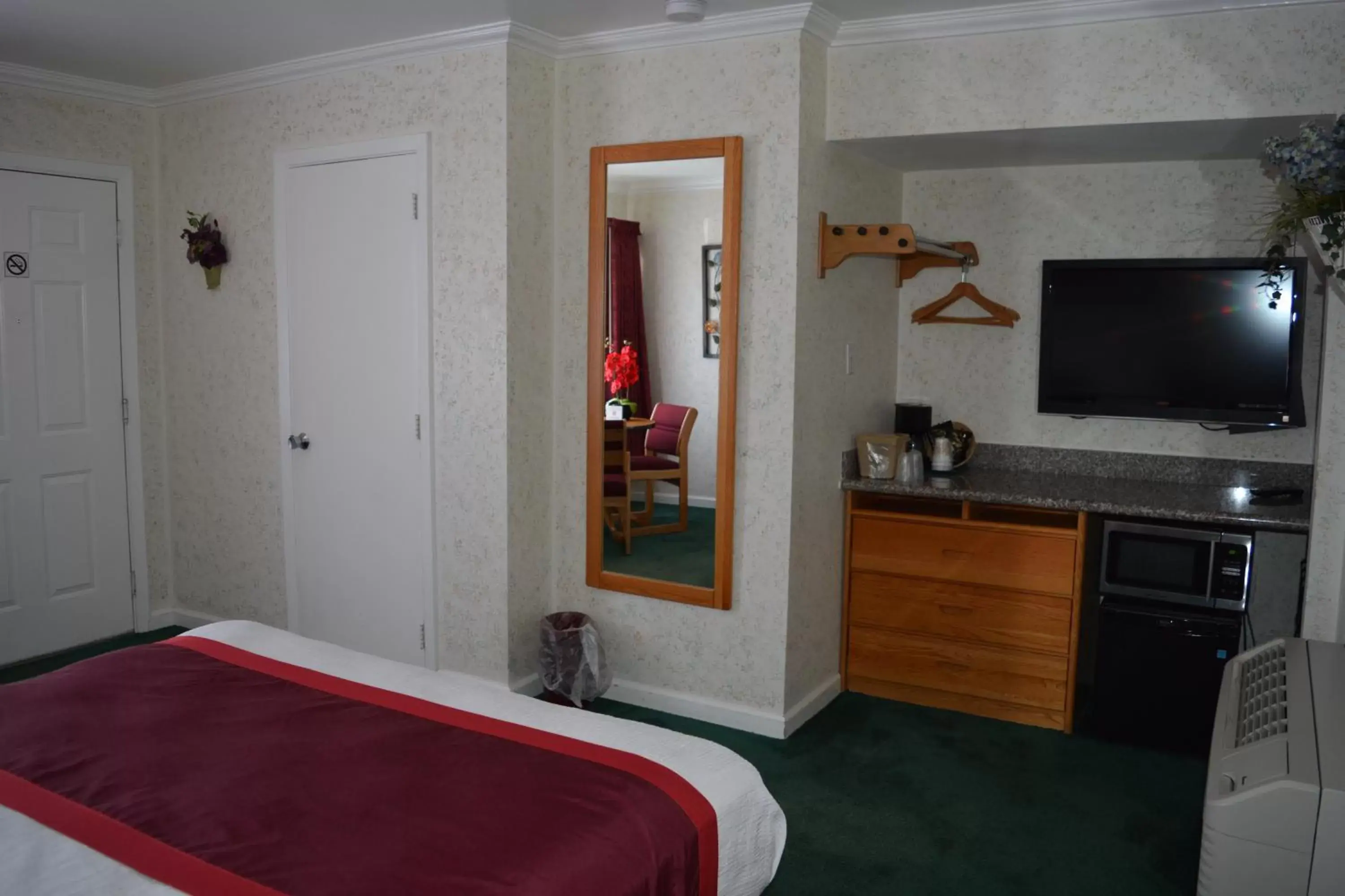Photo of the whole room, Bed in Travelers Inn