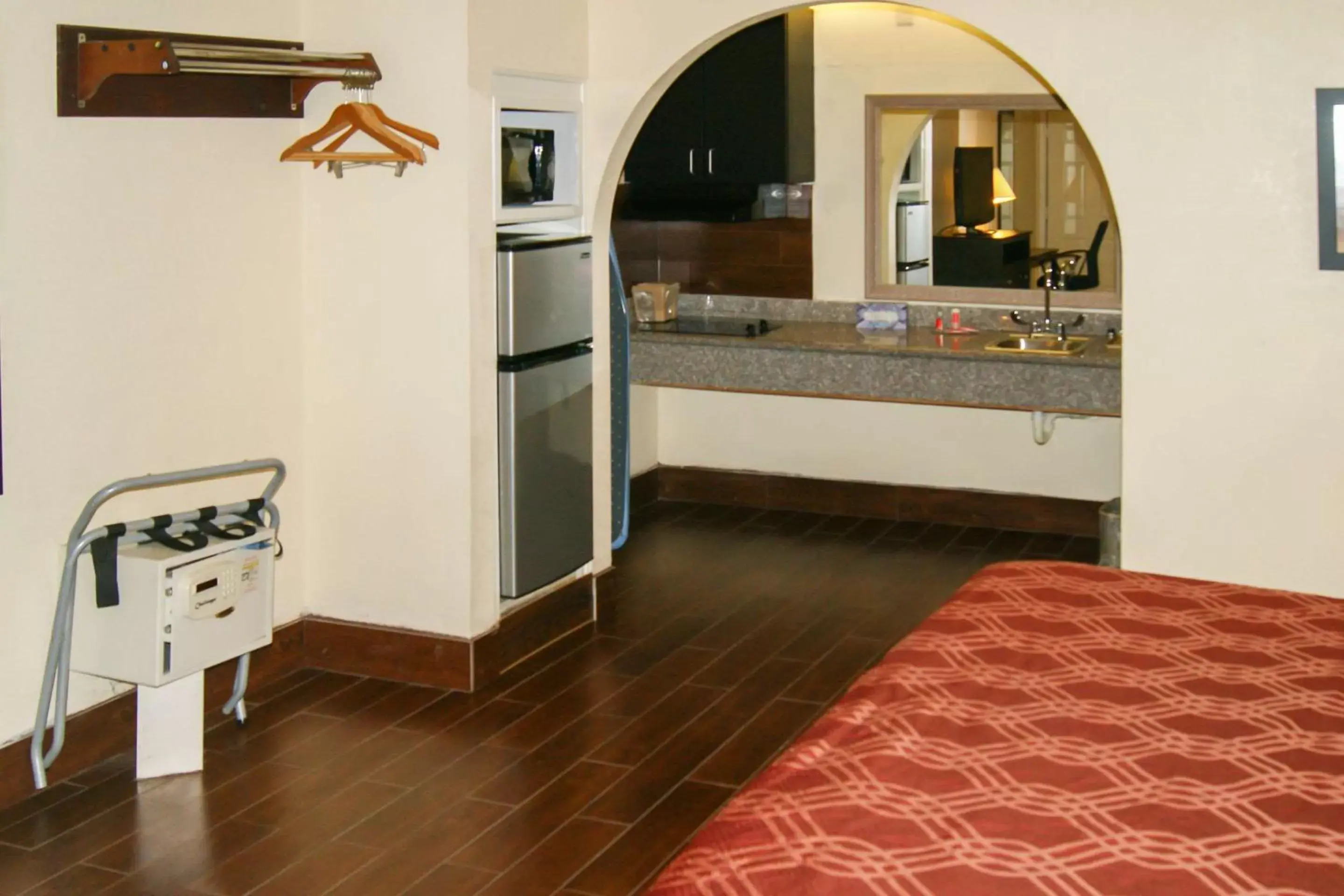 Photo of the whole room, Kitchen/Kitchenette in Econo Lodge Inn & Suites West – Energy Corridor