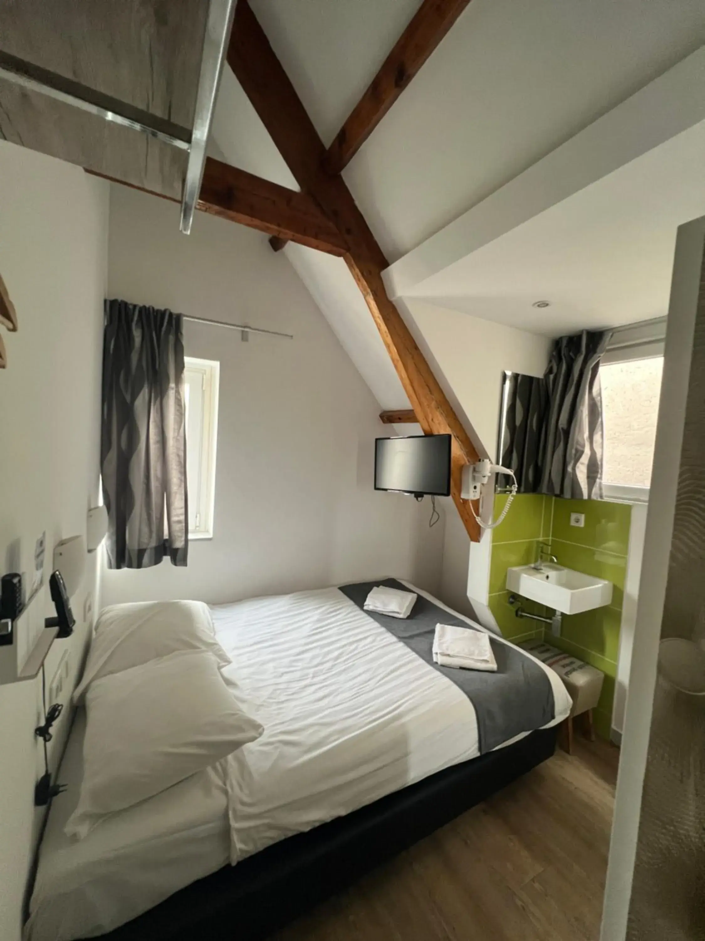 TV and multimedia, Bed in MAX Hotel Amsterdam TV and multimedia, Bed in MAX Hotel Amsterdam