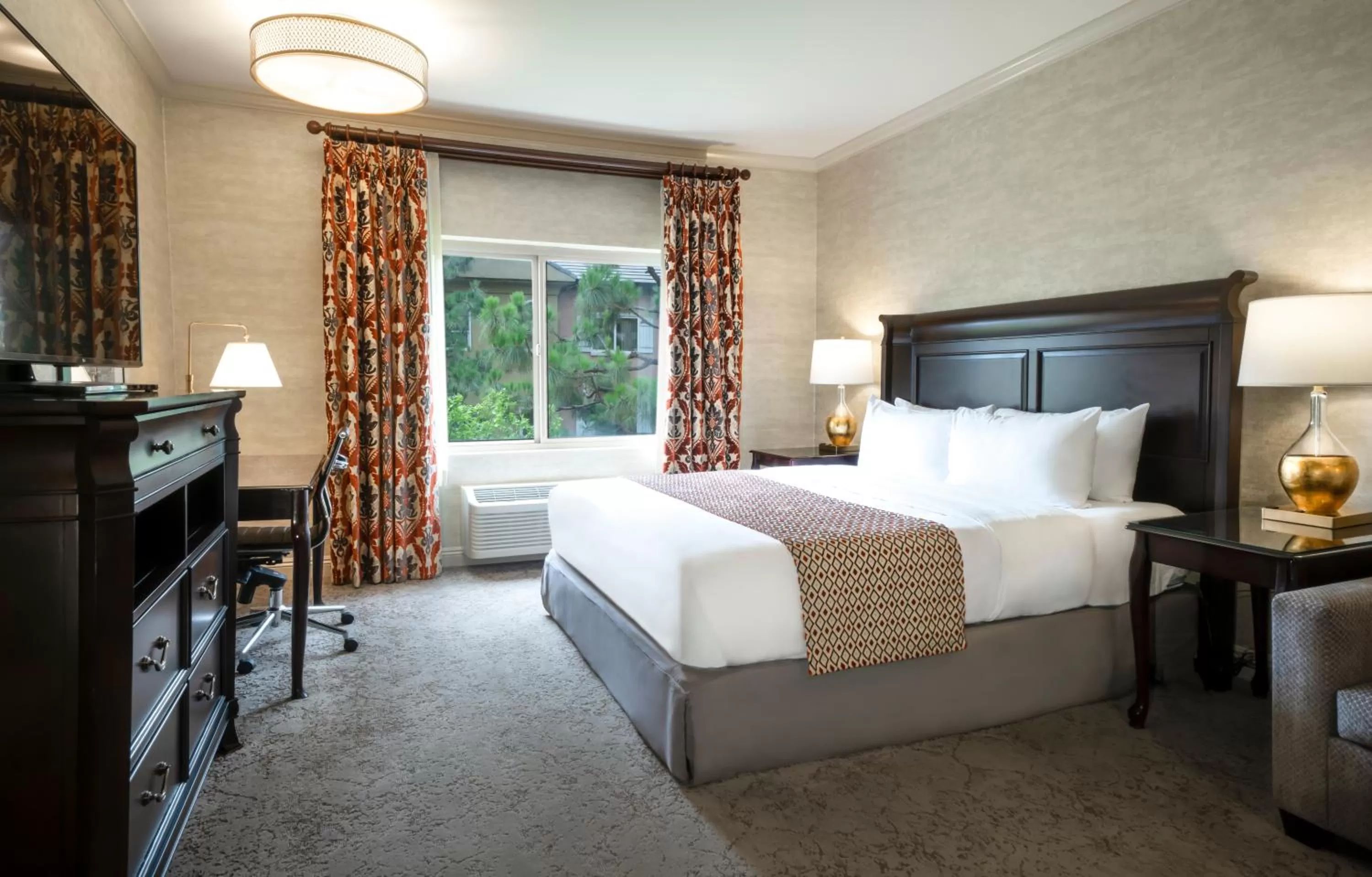 Photo of the whole room, Bed in Ayres Hotel Costa Mesa Newport Beach