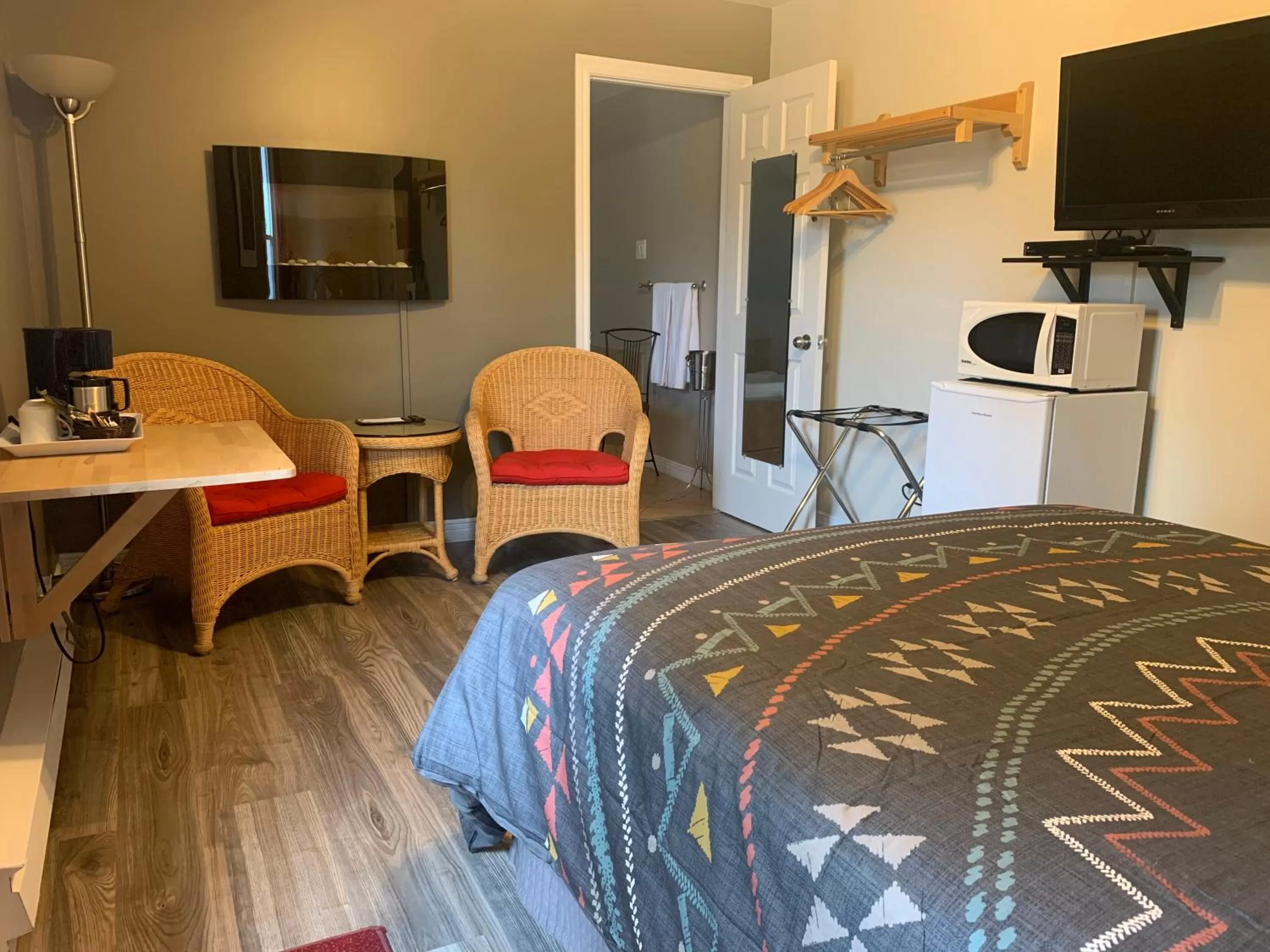 TV/Entertainment Center in Motel Des Cascades