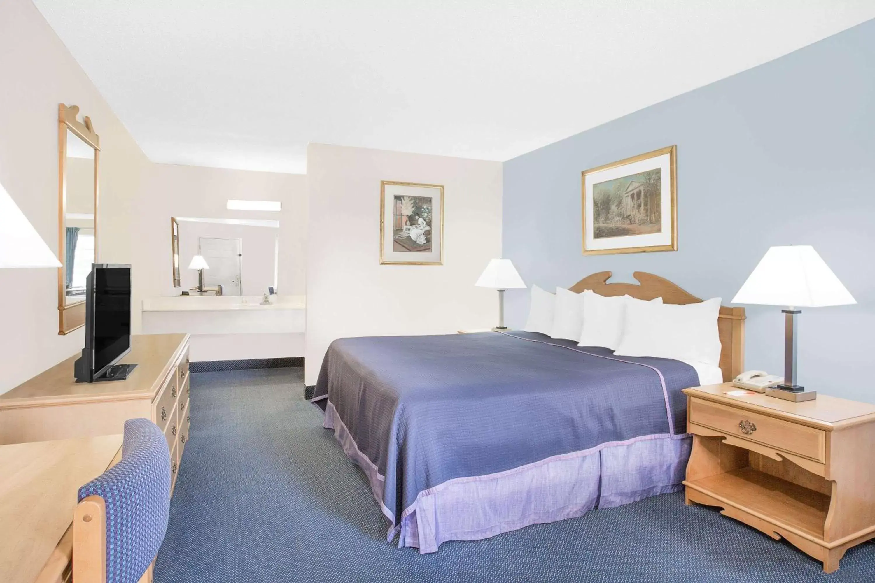 Photo of the whole room, Bed in Howard Johnson by Wyndham Staunton