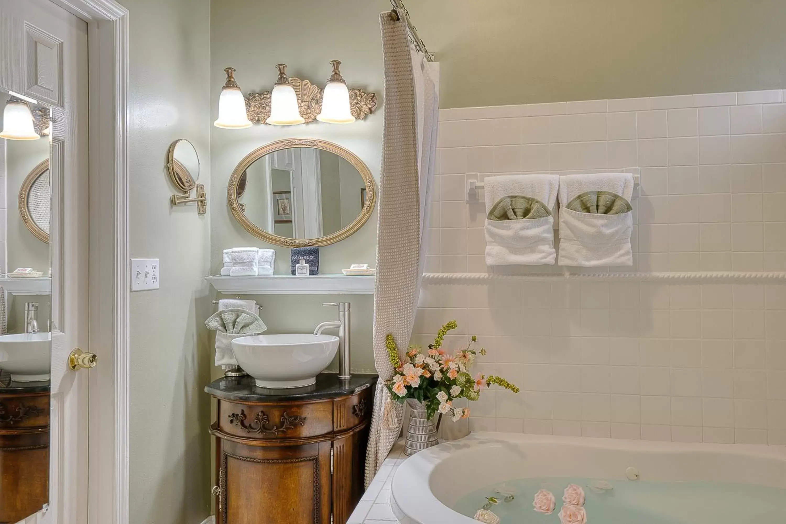 Bathroom in Cedar House Inn