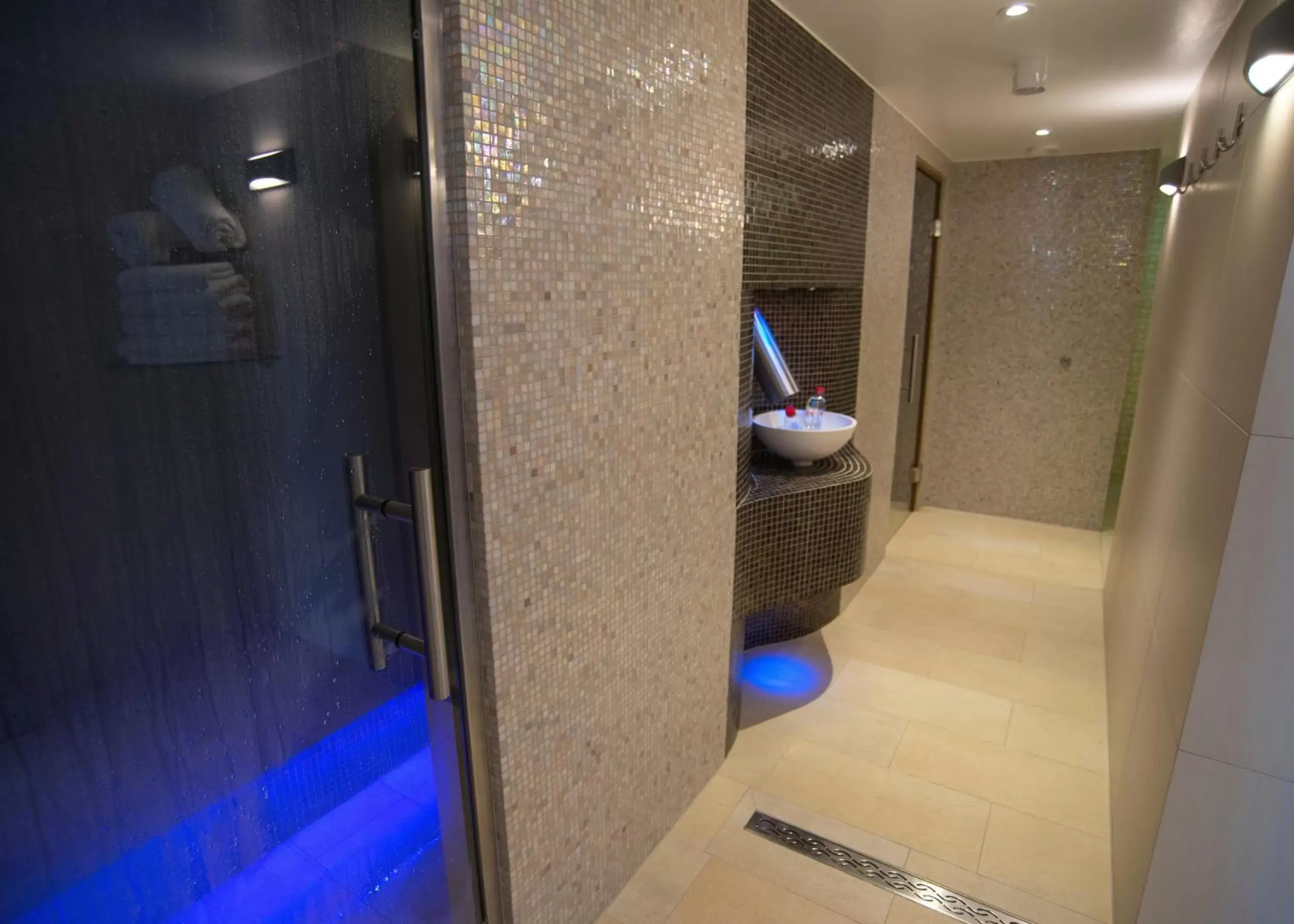 Spa and wellness centre/facilities, Bathroom in Lensfield Hotel