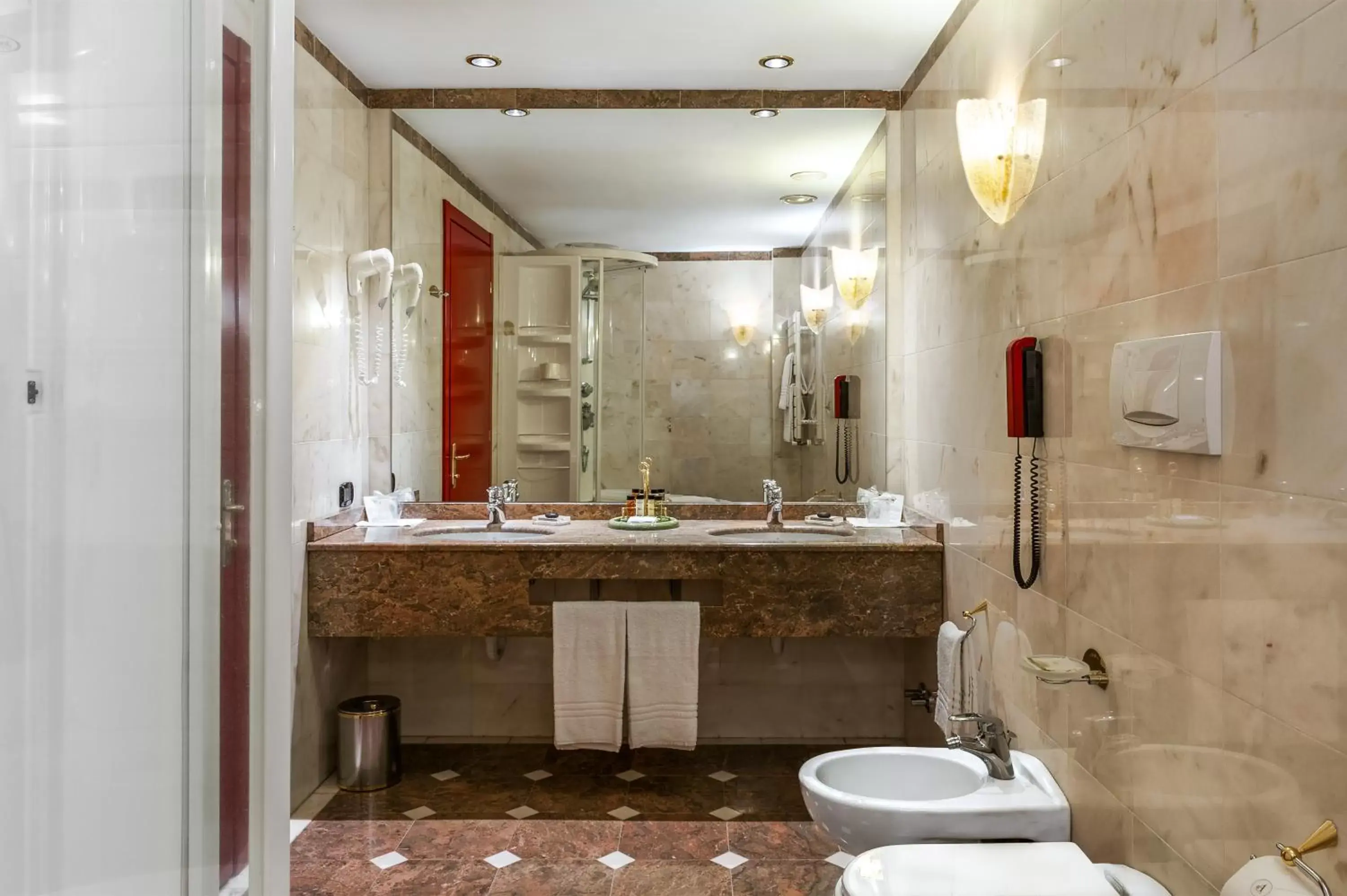 Bathroom in Agora' Palace Hotel