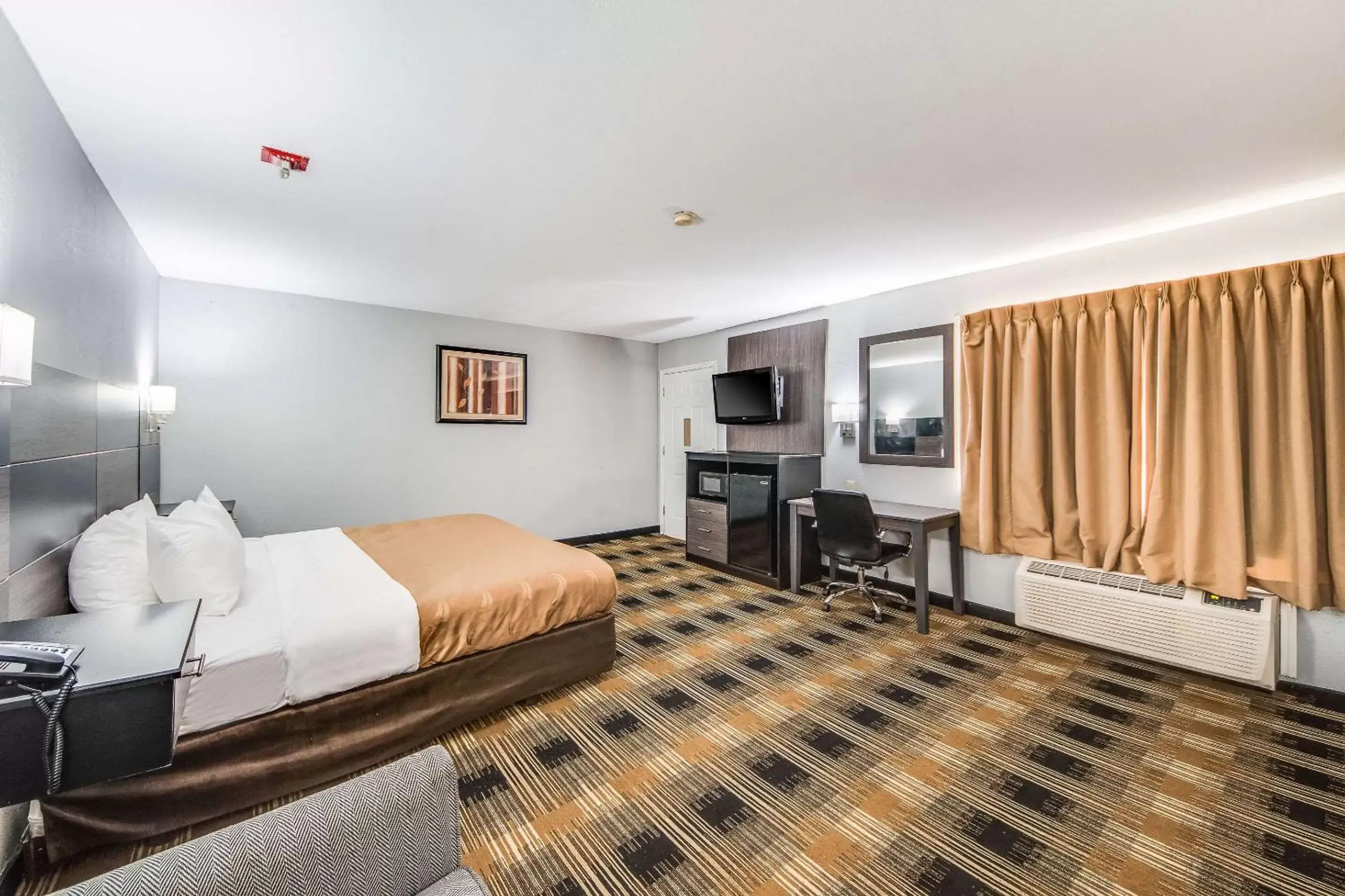 King Room - Accessible/Non-Smoking in Quality Inn Near Medical Center King Room - Accessible/Non-Smoking in Quality Inn Near Medical Center