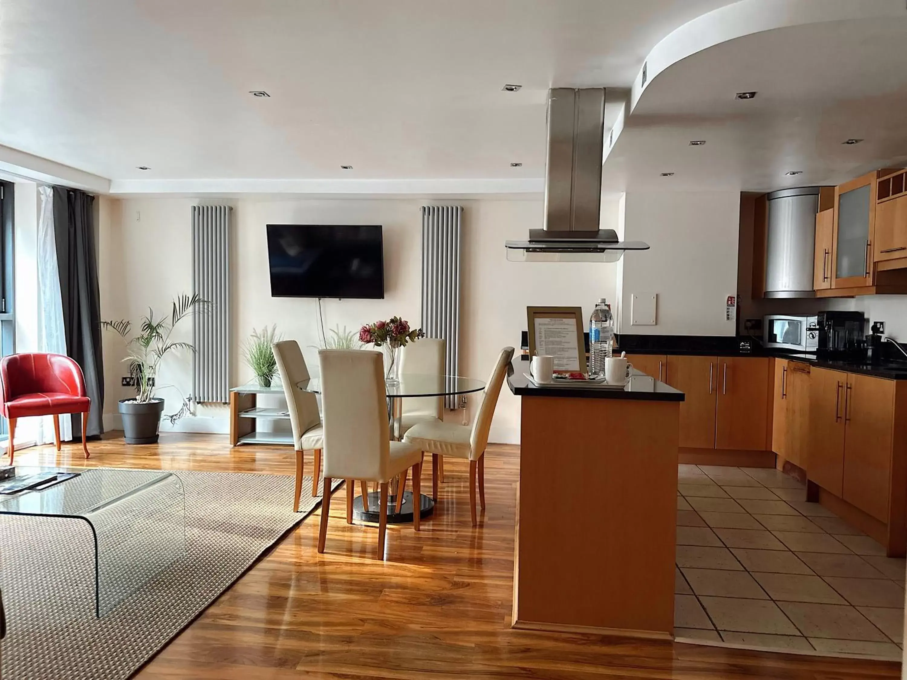 Kitchen or kitchenette, Kitchen/Kitchenette in Canary Wharf - Luxury Apartments