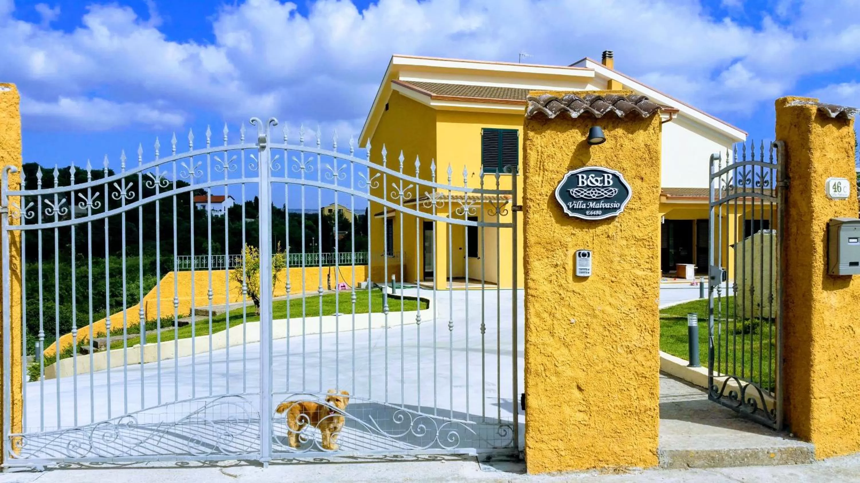 Property building in Villa Malvasio Pool and Jacuzzi Room Sassari