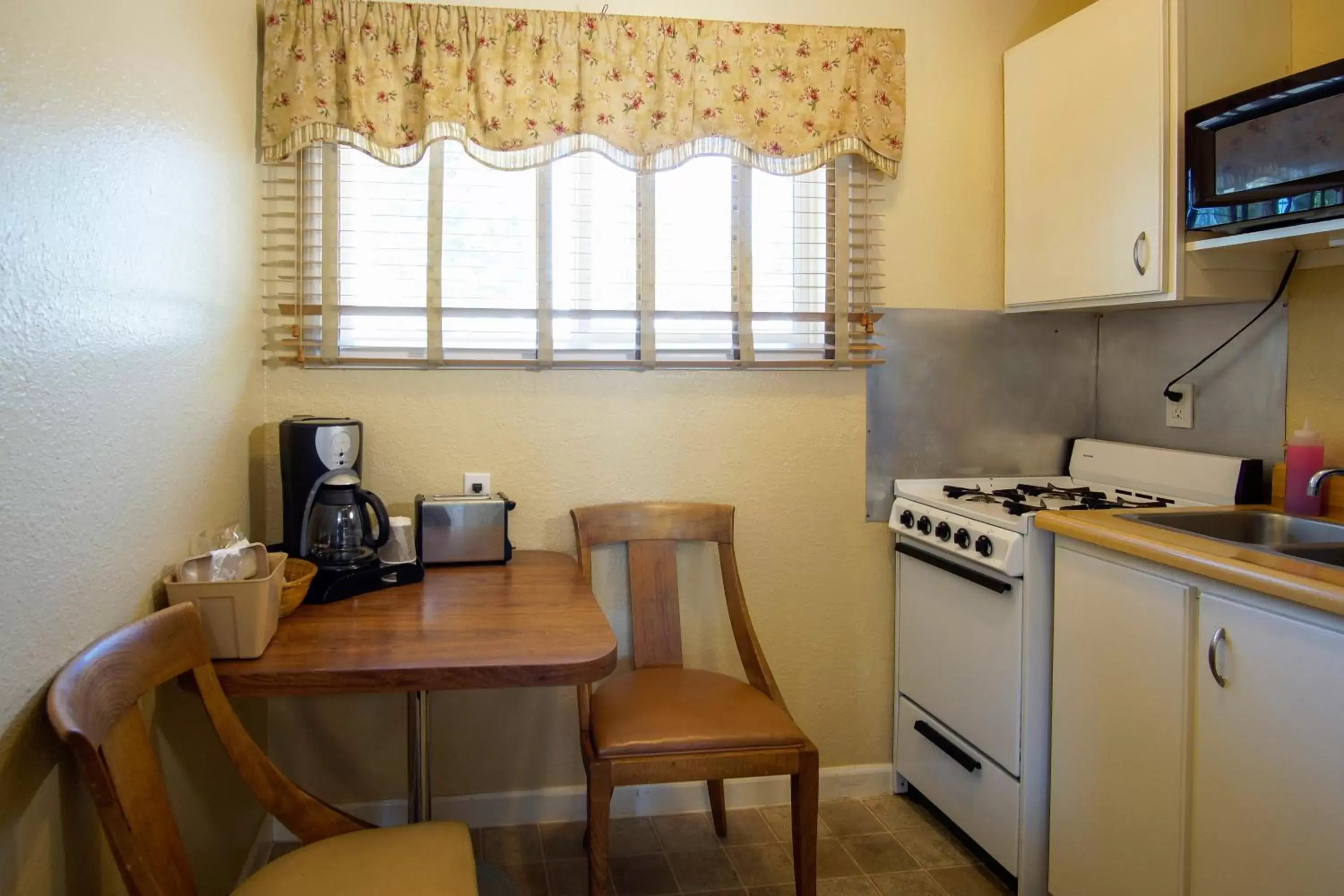 Kitchen or kitchenette, Kitchen/Kitchenette in Charm Motel & Suites