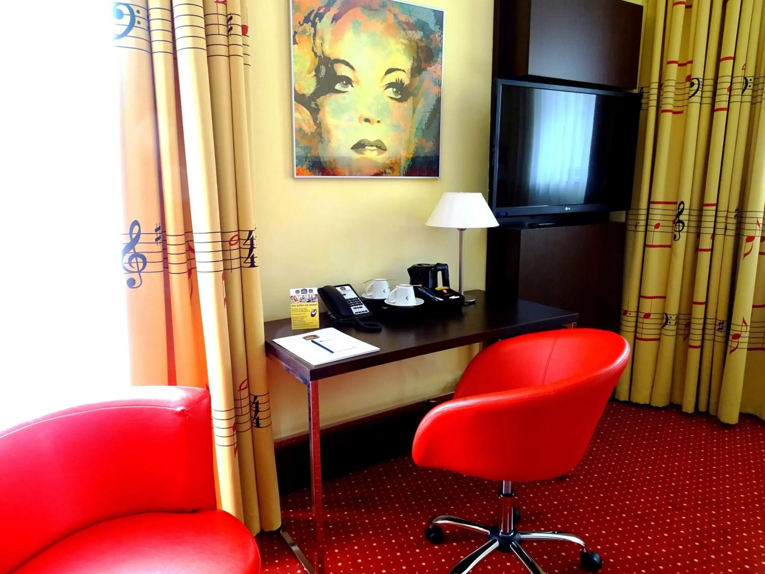 Photo of the whole room, TV/Entertainment Center in Best Western Plus Amedia Art Salzburg