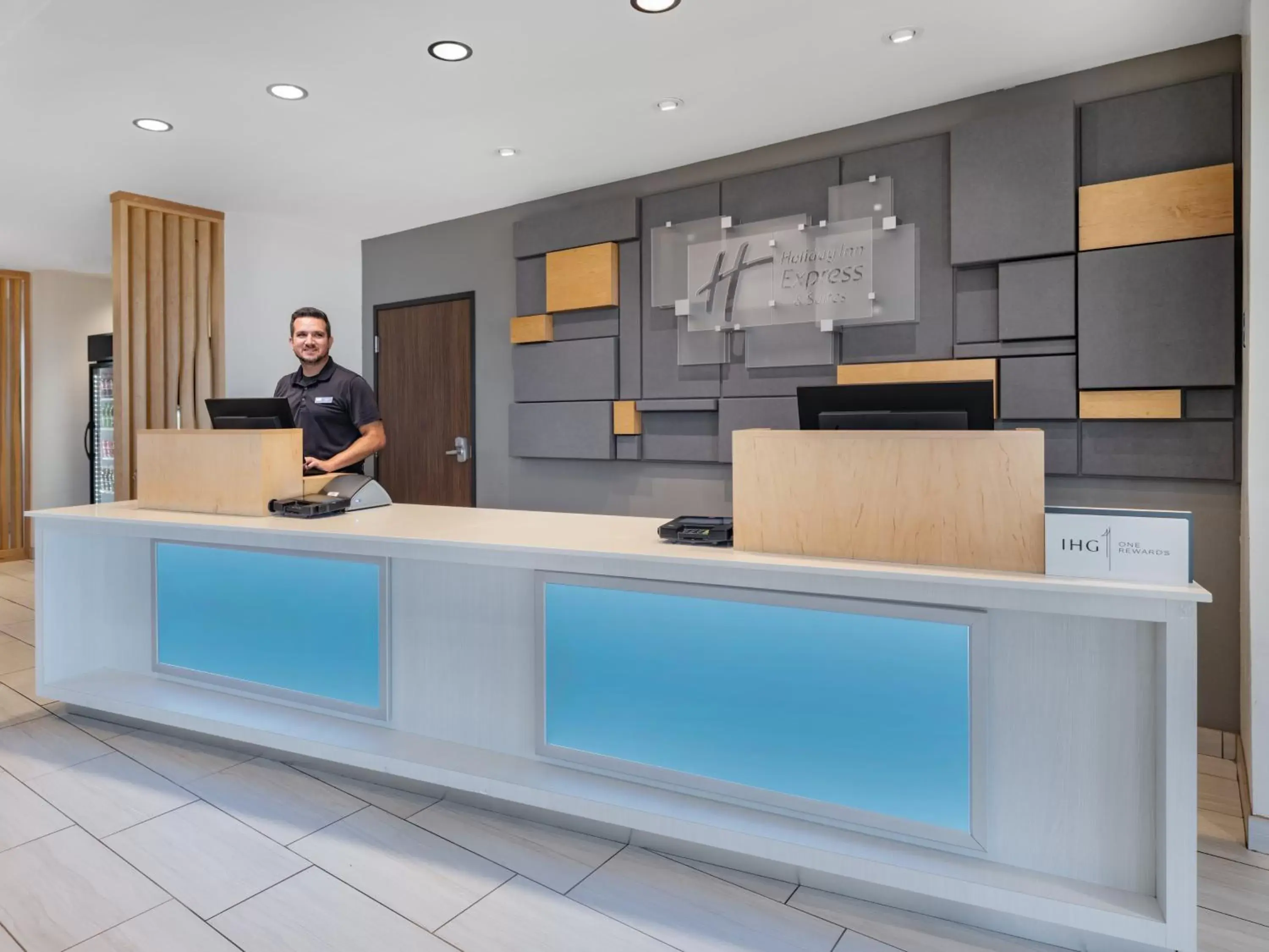 Property building, Lobby/Reception in Holiday Inn Express & Suites - Ruskin, an IHG Hotel