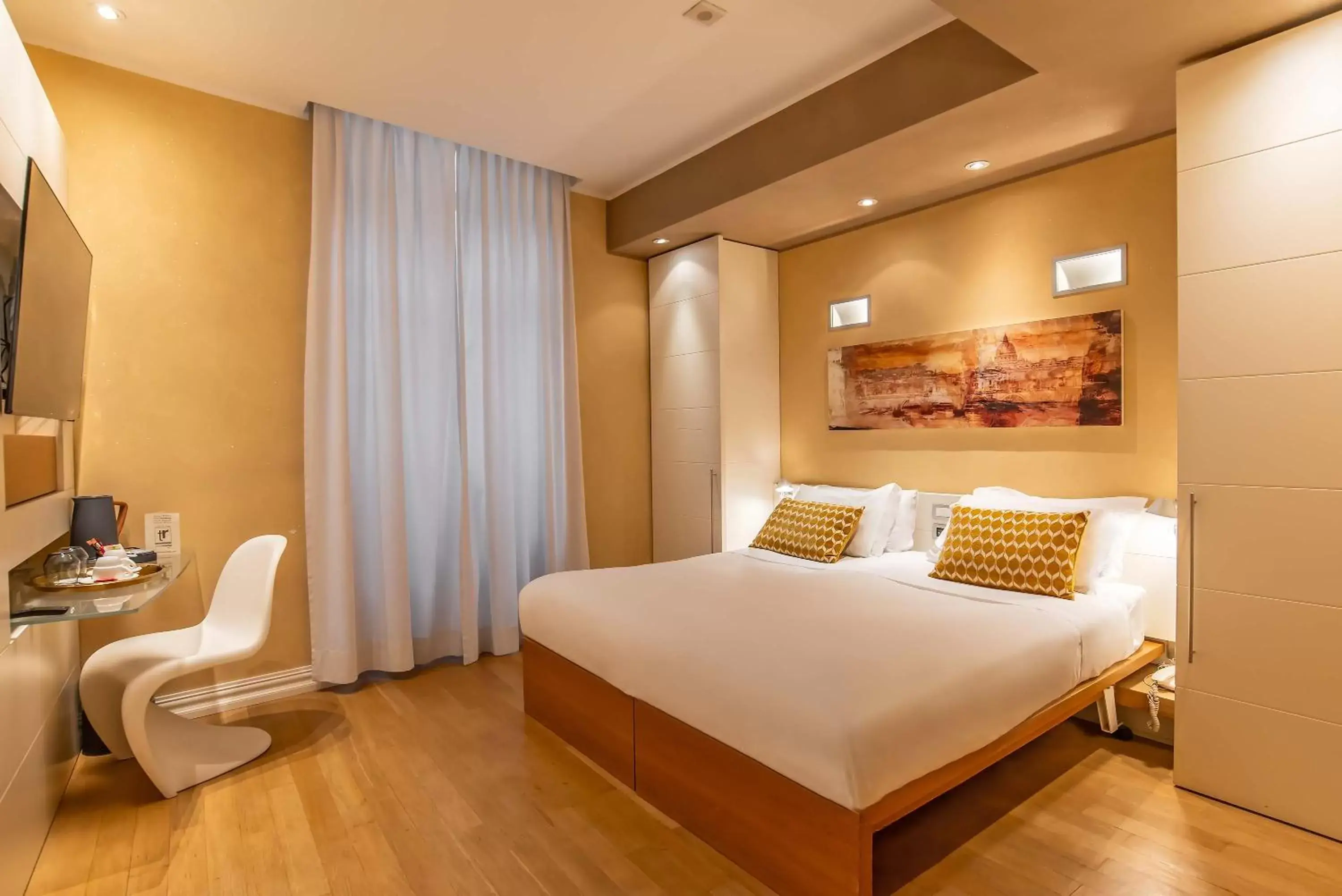 Photo of the whole room, Bed in Hotel White Photo of the whole room, Bed in Hotel White