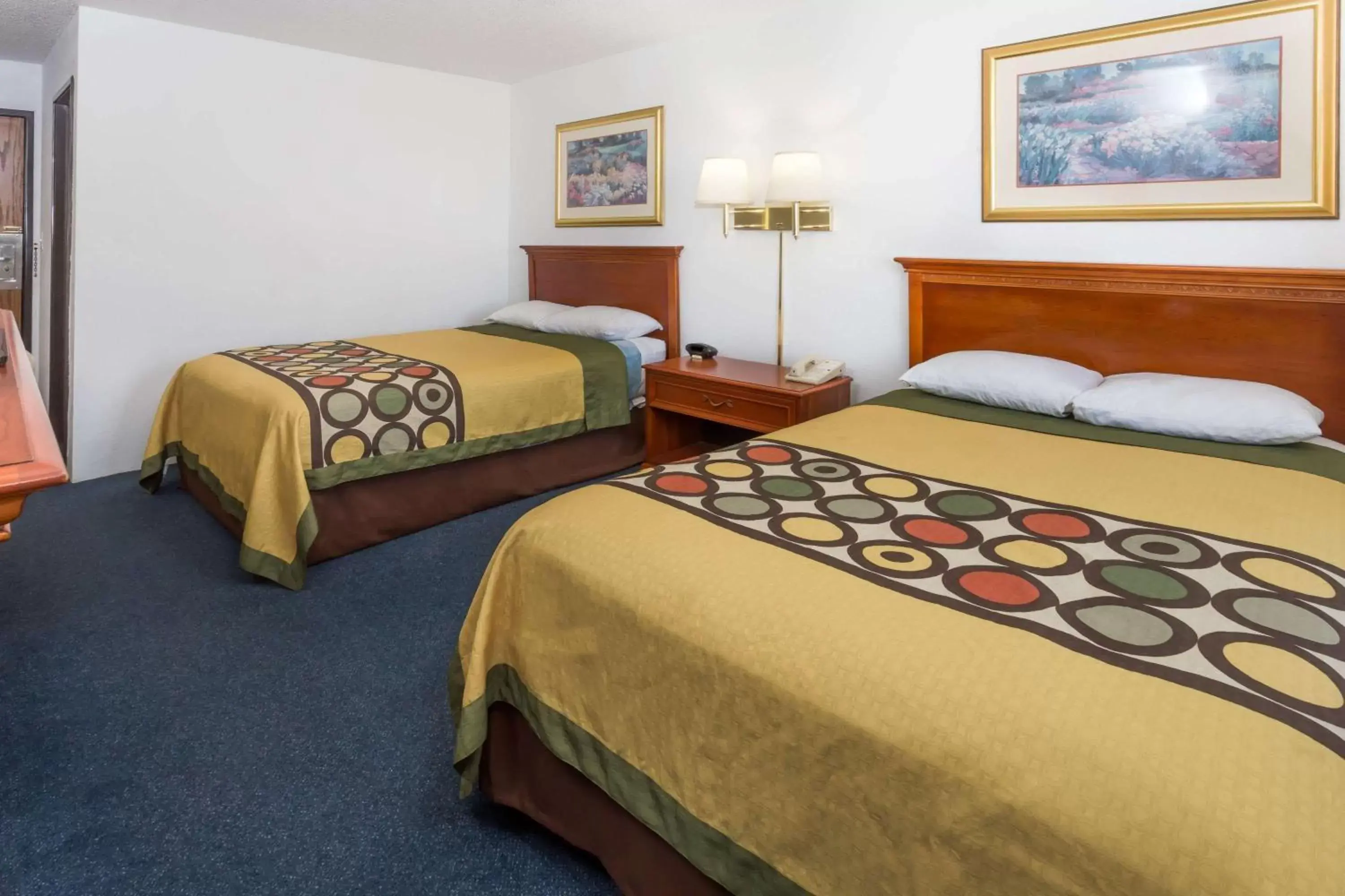 Photo of the whole room, Bed in Super 8 by Wyndham Pontiac