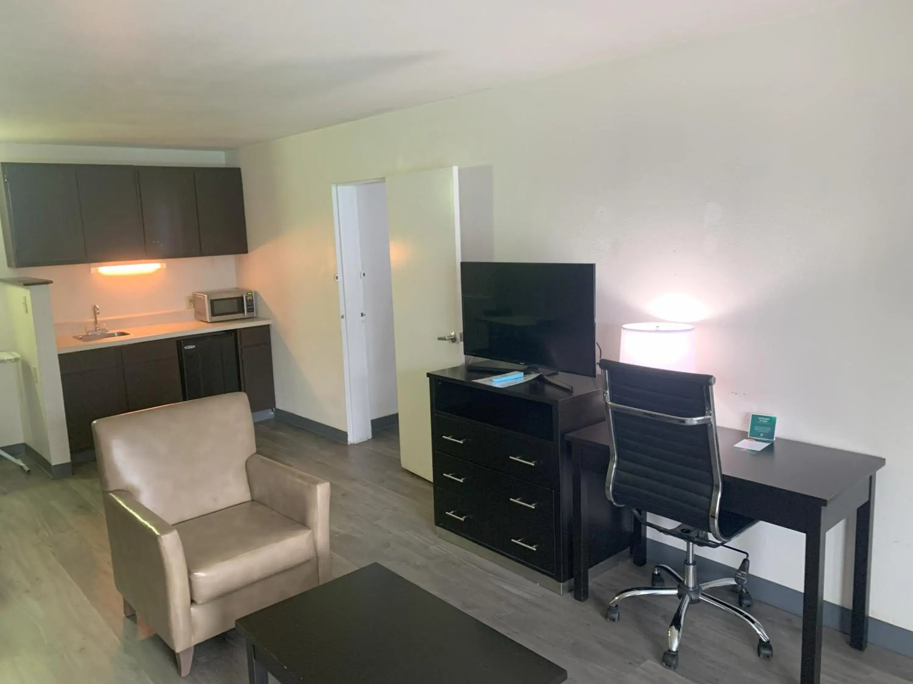 Kitchen or kitchenette, TV/Entertainment Center in Quality Inn & Suites Hardeeville - Savannah North - Renovated with Hot Breakfast Included