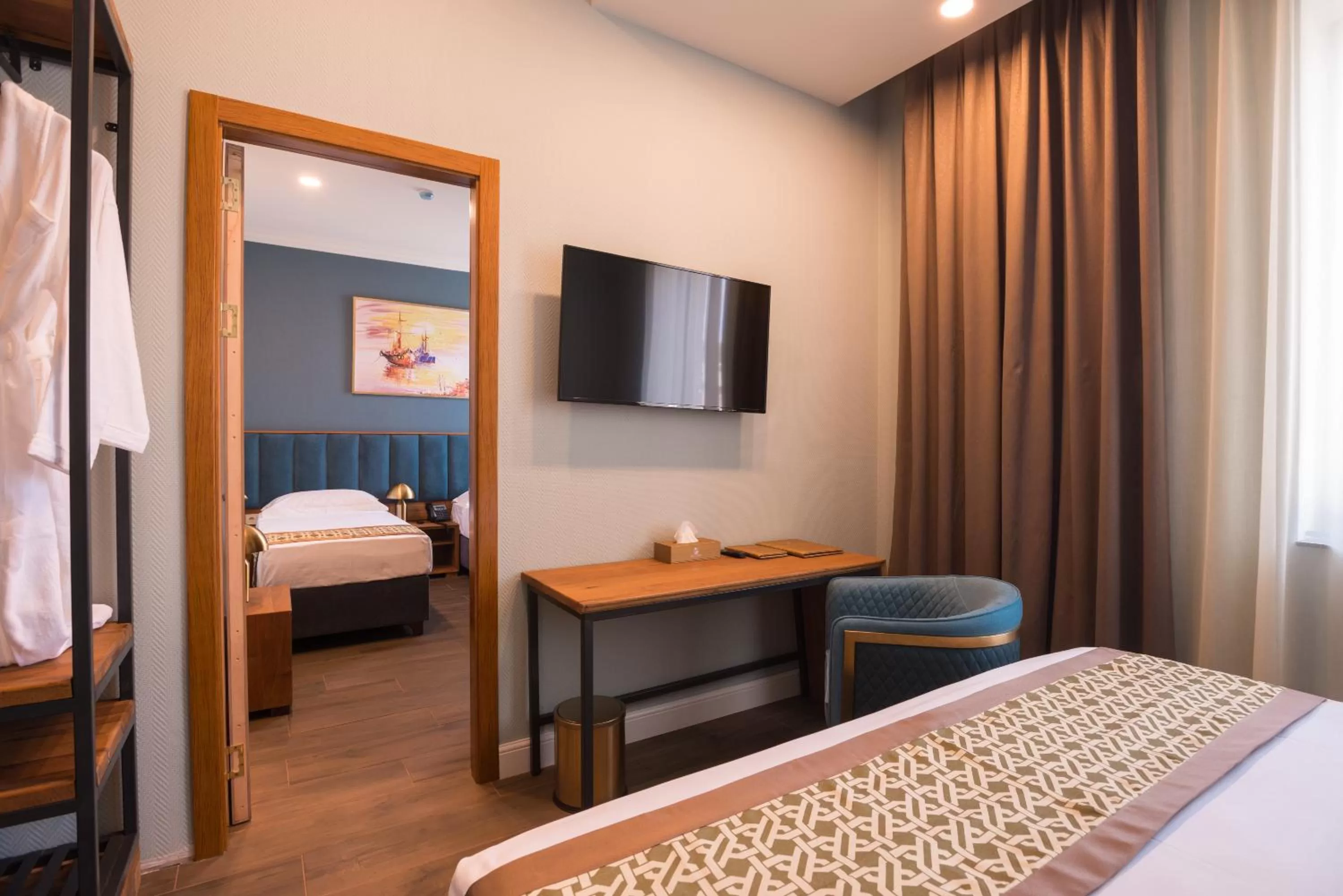 TV and multimedia, Bed in Grand Opera Hotel