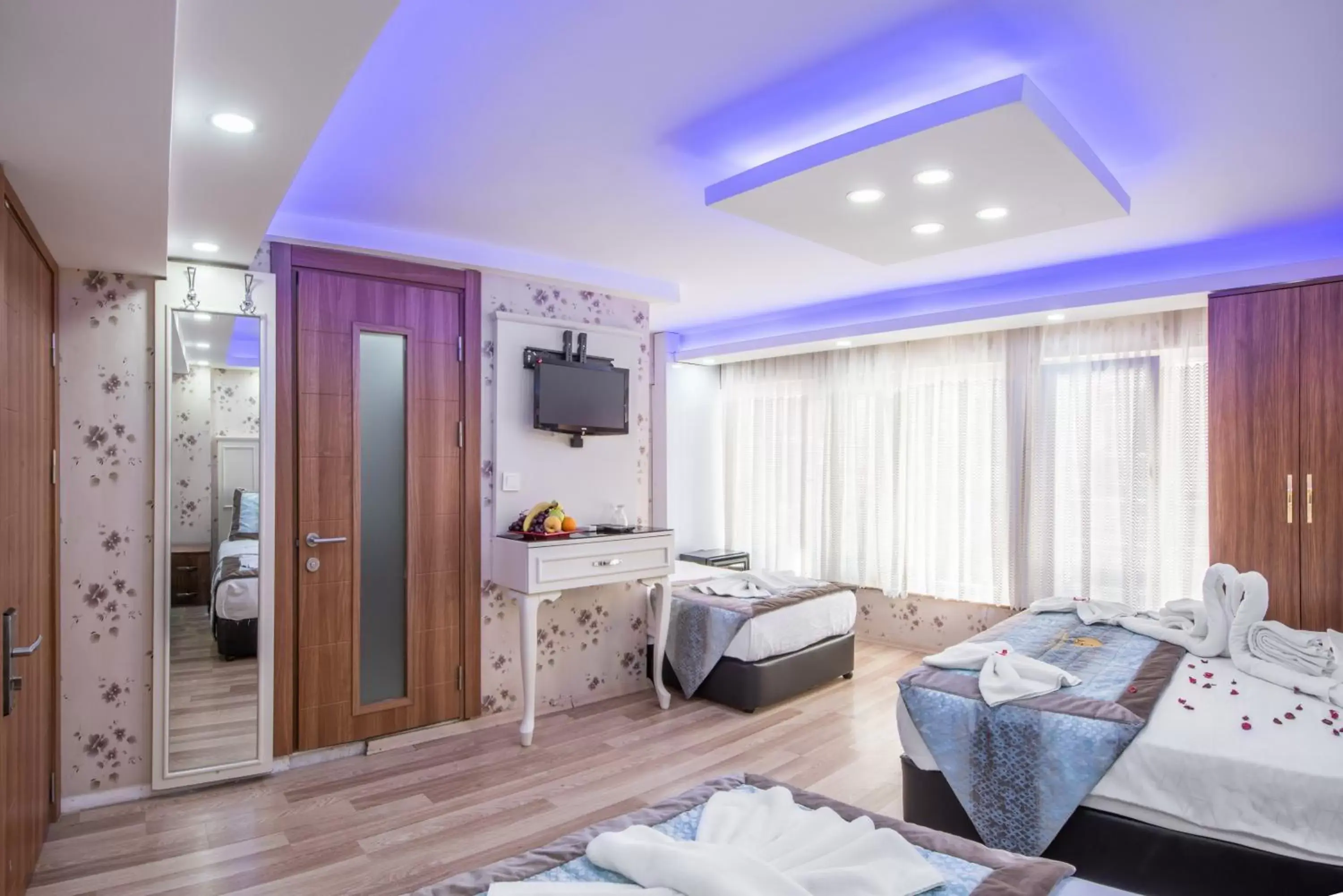 Bed, Kitchen/Kitchenette in Istanbul Sirkeci Hotel