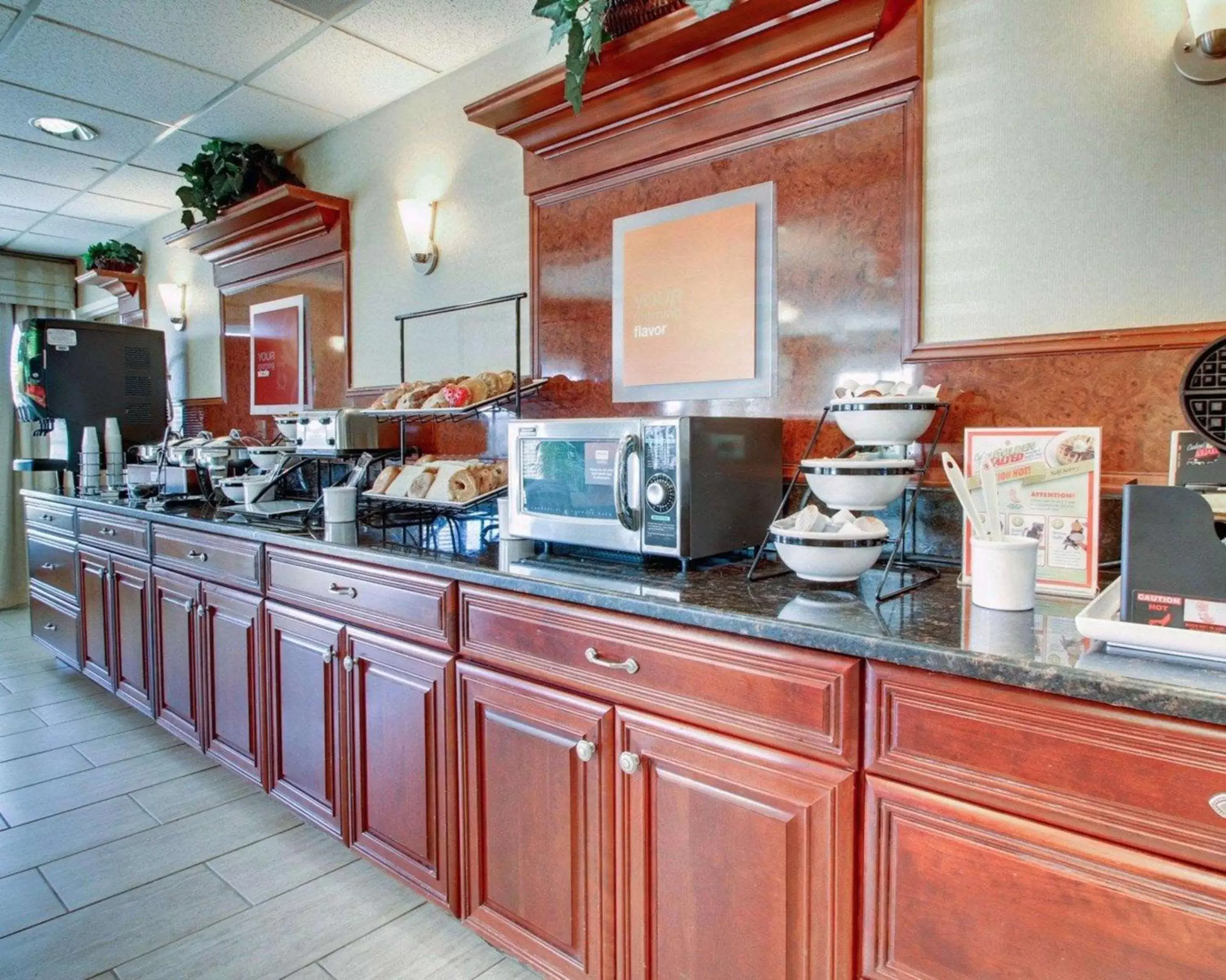 Restaurant/places to eat, Kitchen/Kitchenette in Comfort Inn Moss Point Pascagoula