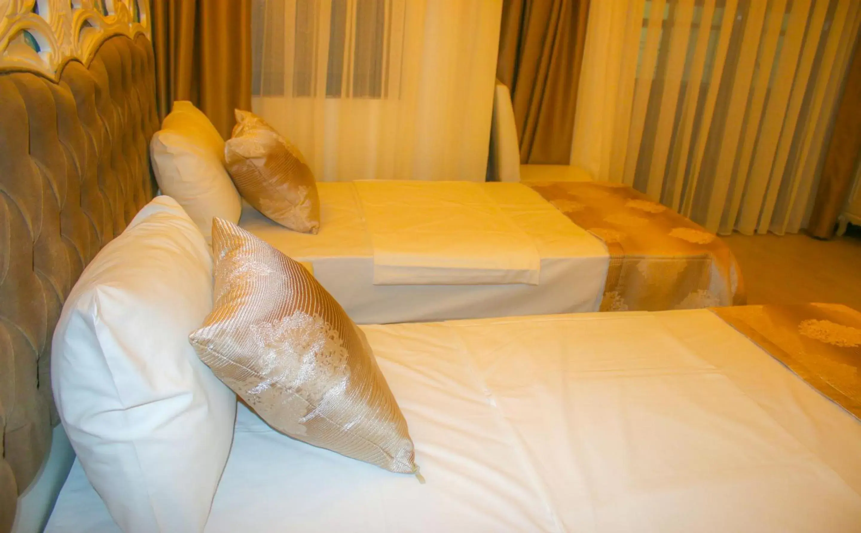 Bed in Deluxe Newport Hotel