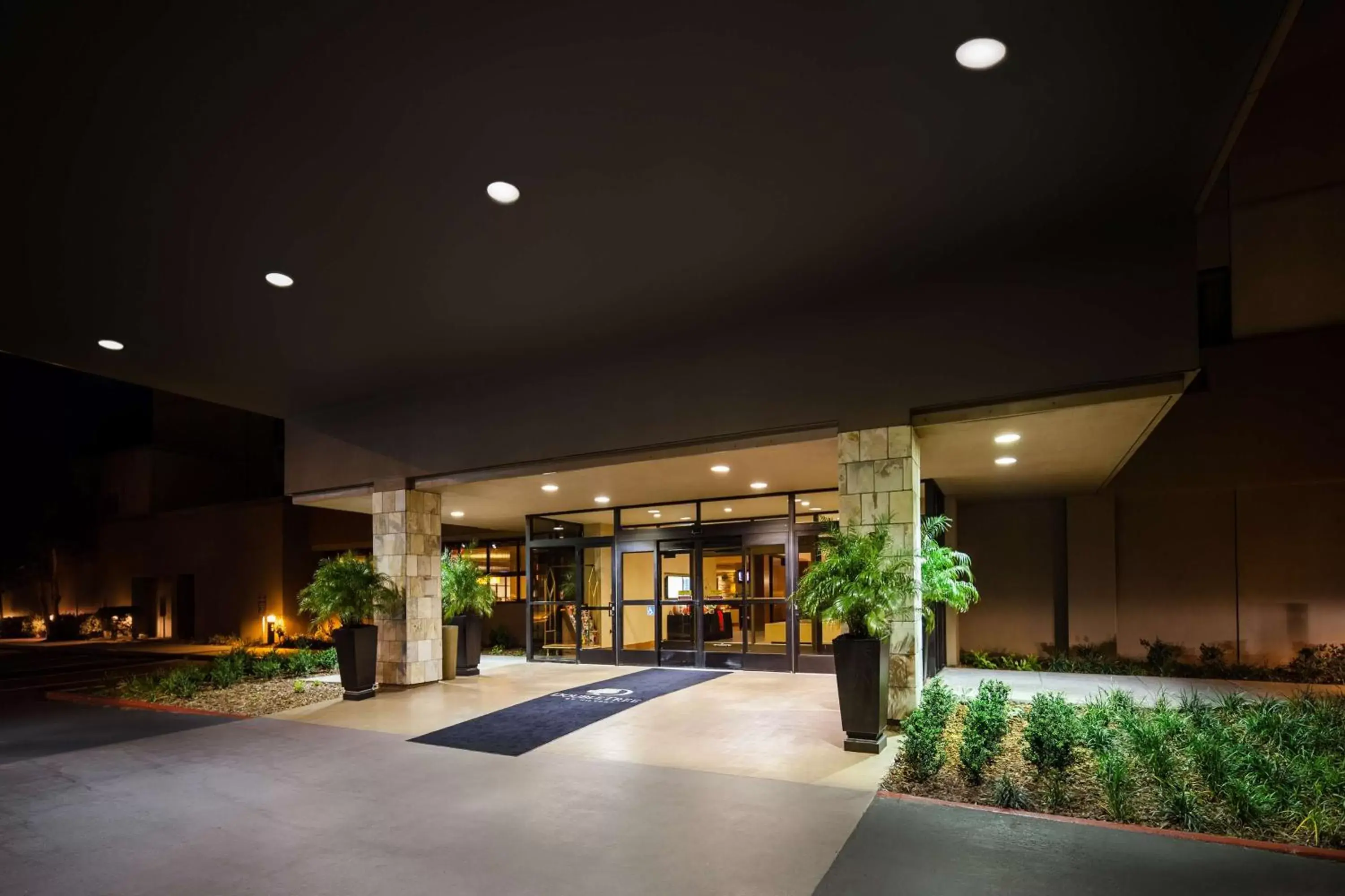 Lobby or reception in DoubleTree by Hilton San Francisco Airport