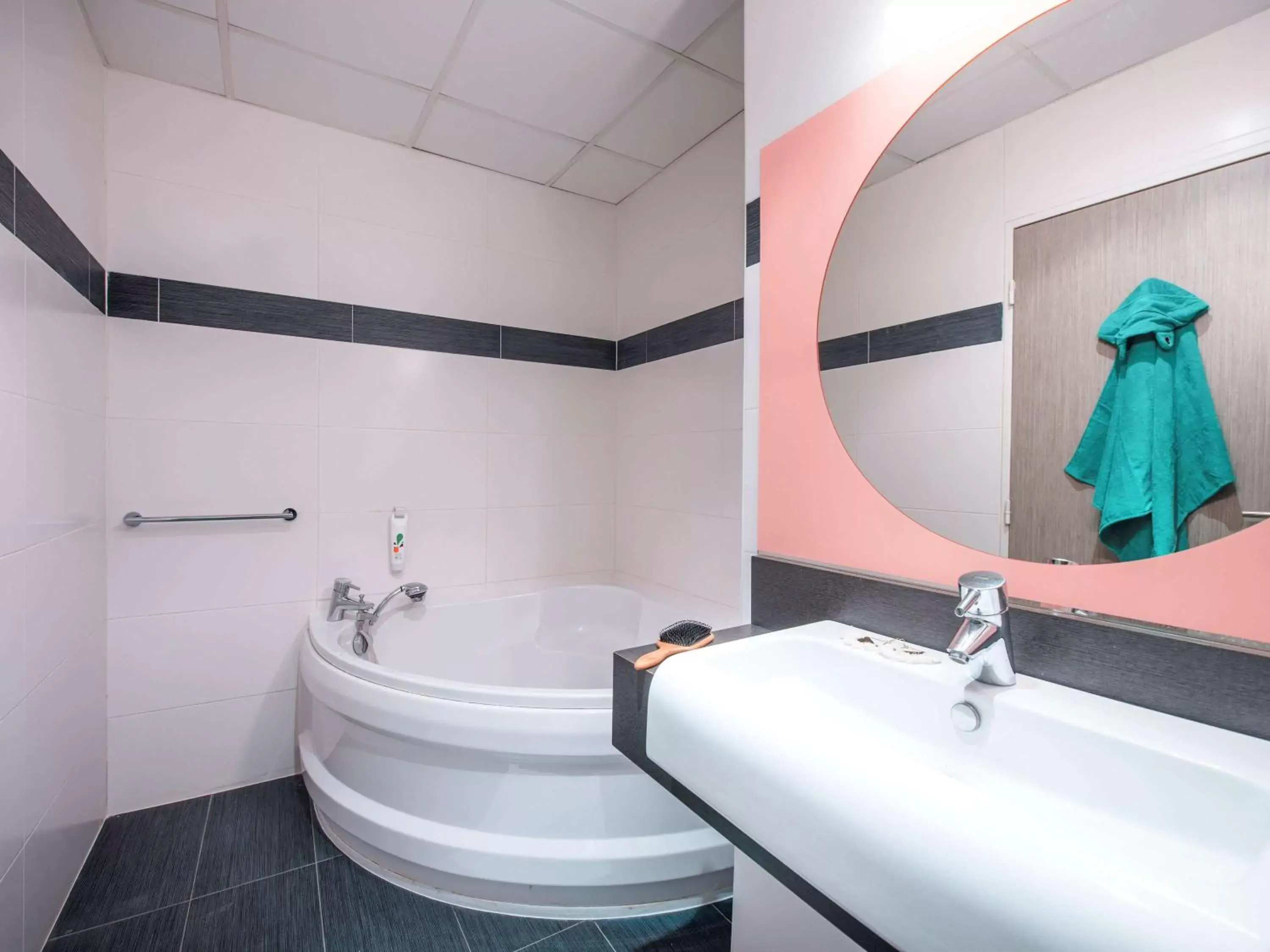 Photo of the whole room, Bathroom in ibis Styles Marseille Plan de Campagne