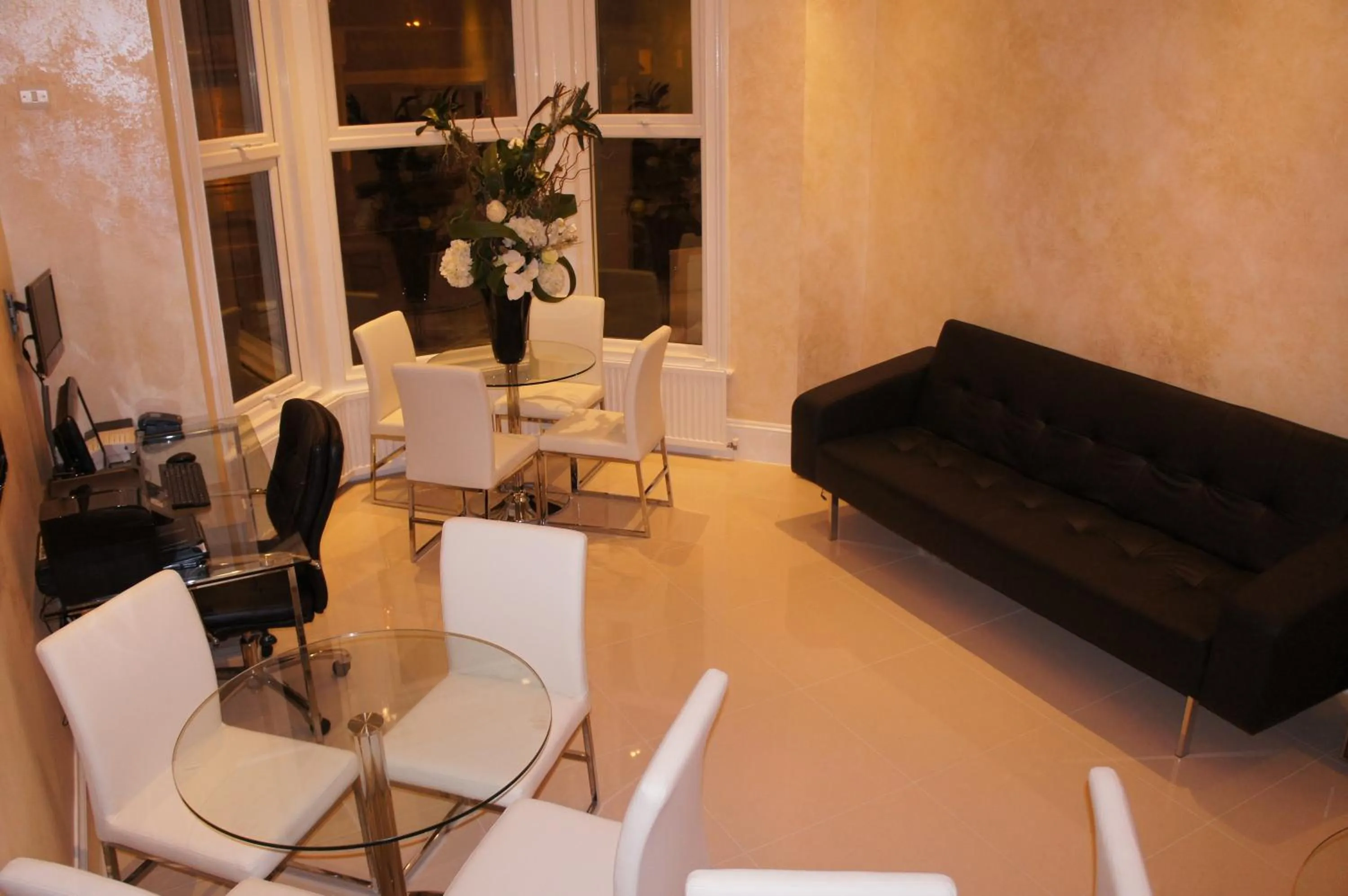 Restaurant/places to eat in Sapphire Hotel London