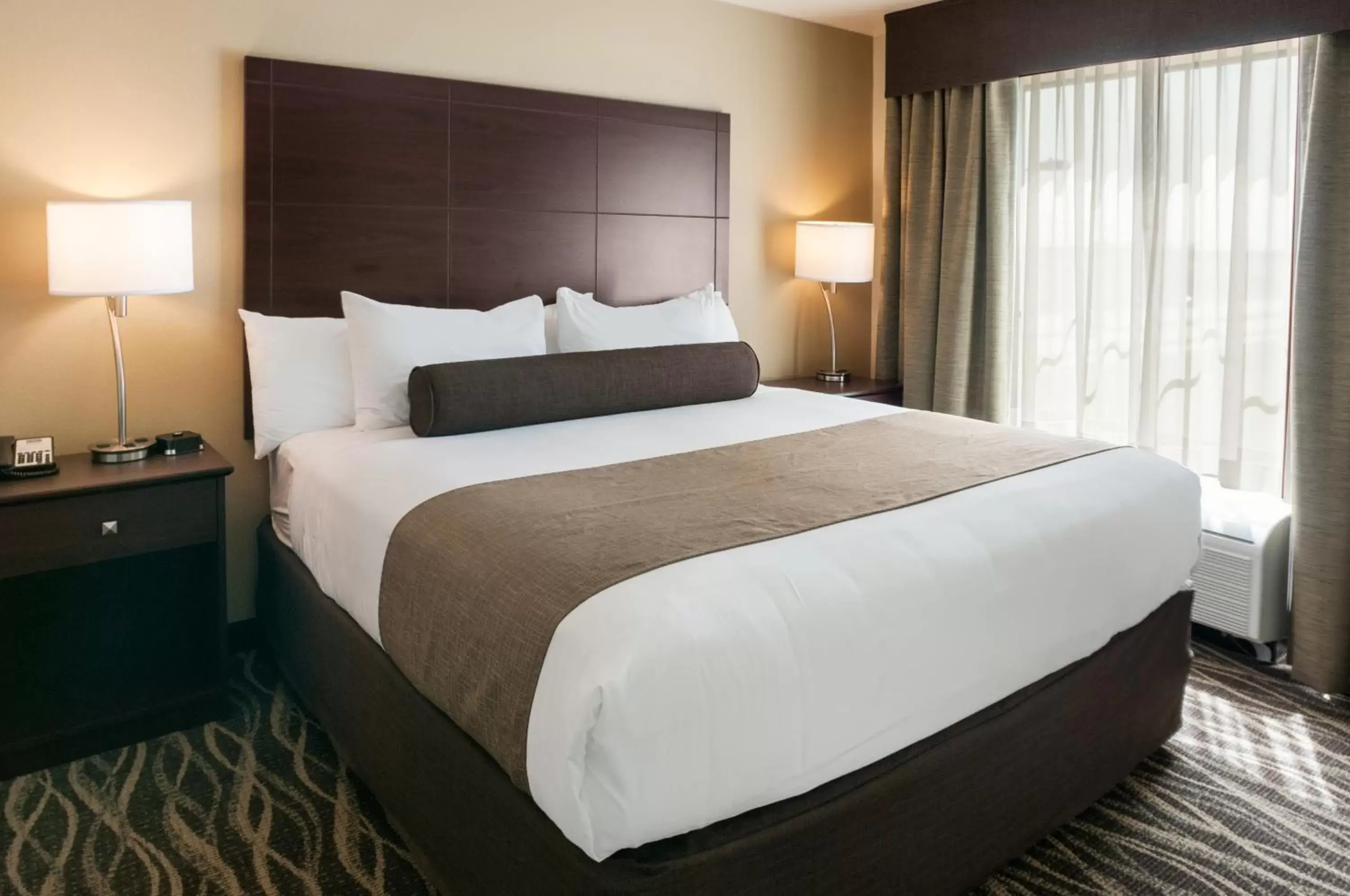 Bed in Cobblestone Hotel & Suites Appleton International Airport