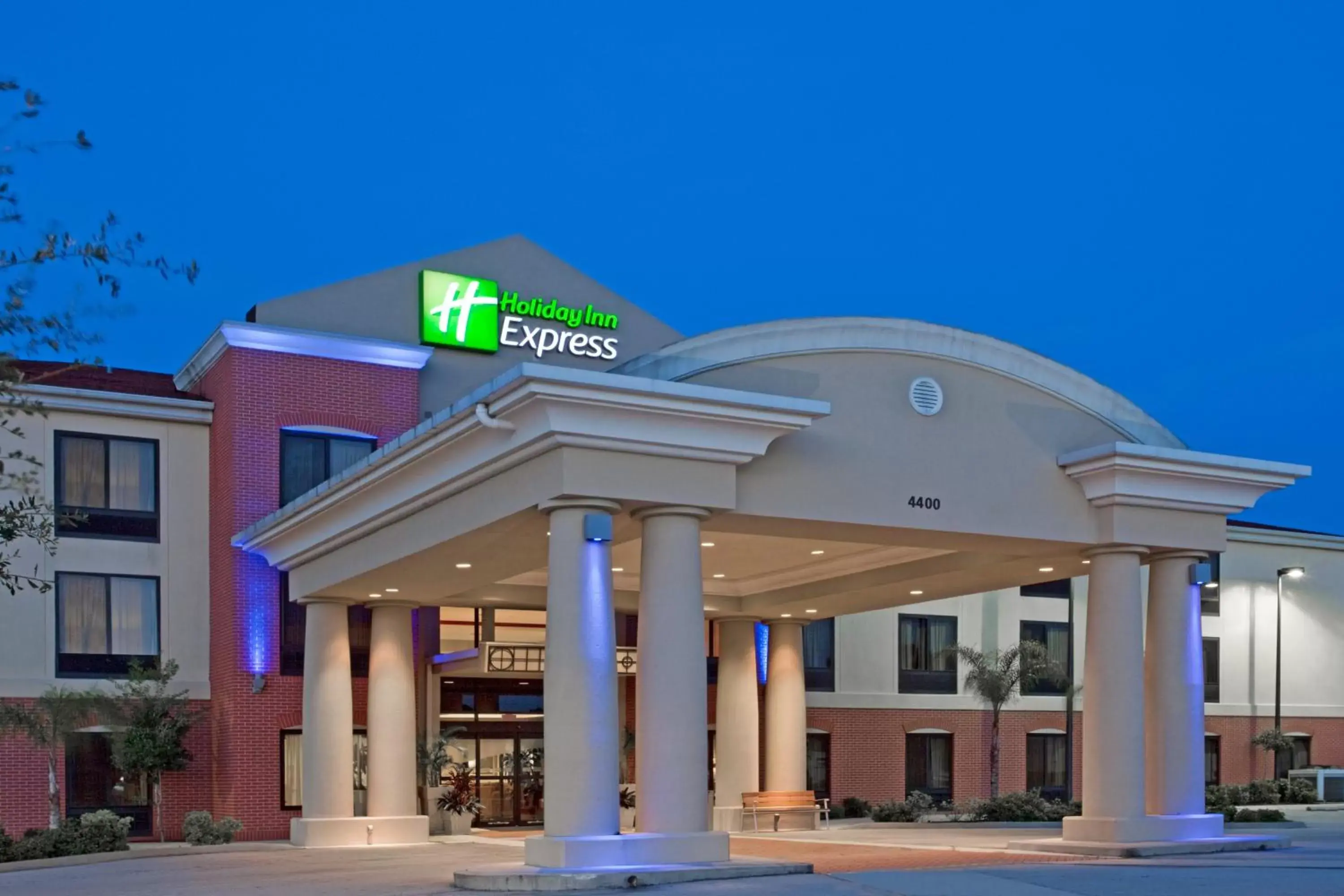 Property building in Holiday Inn Express & Suites Sebring, an IHG Hotel