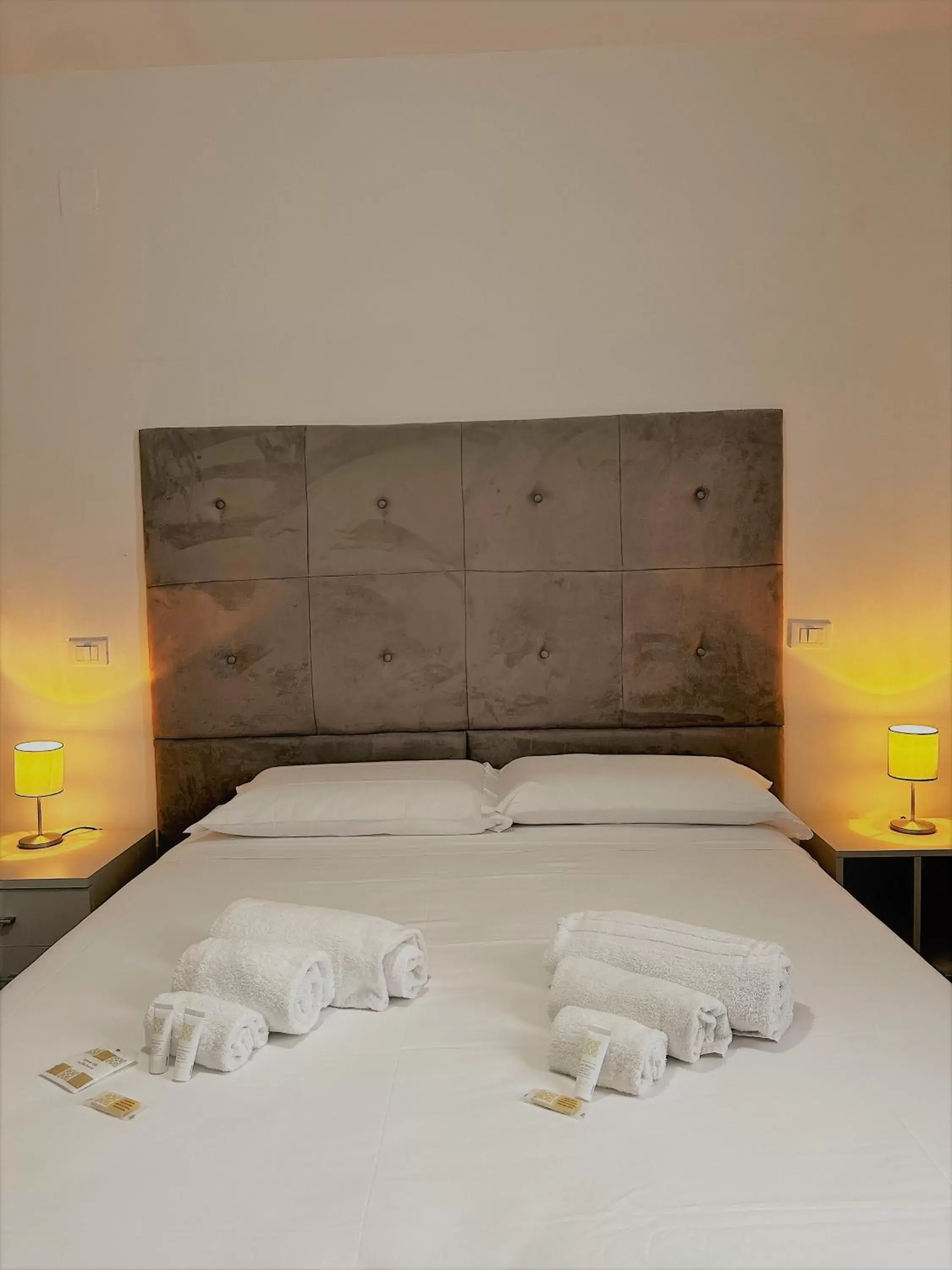 Bedroom, Bed in Hotel alla stazione - Venturina Terme