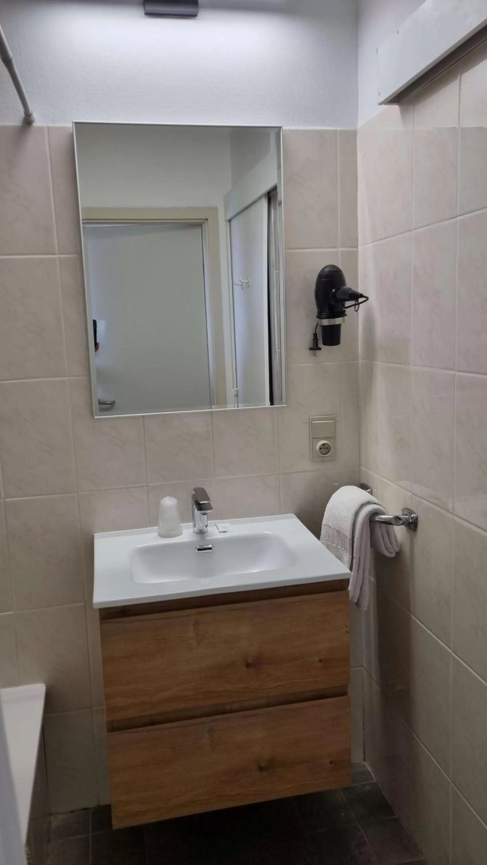 Bathroom in Hotel Westendia and Free Parking Top Breakfast