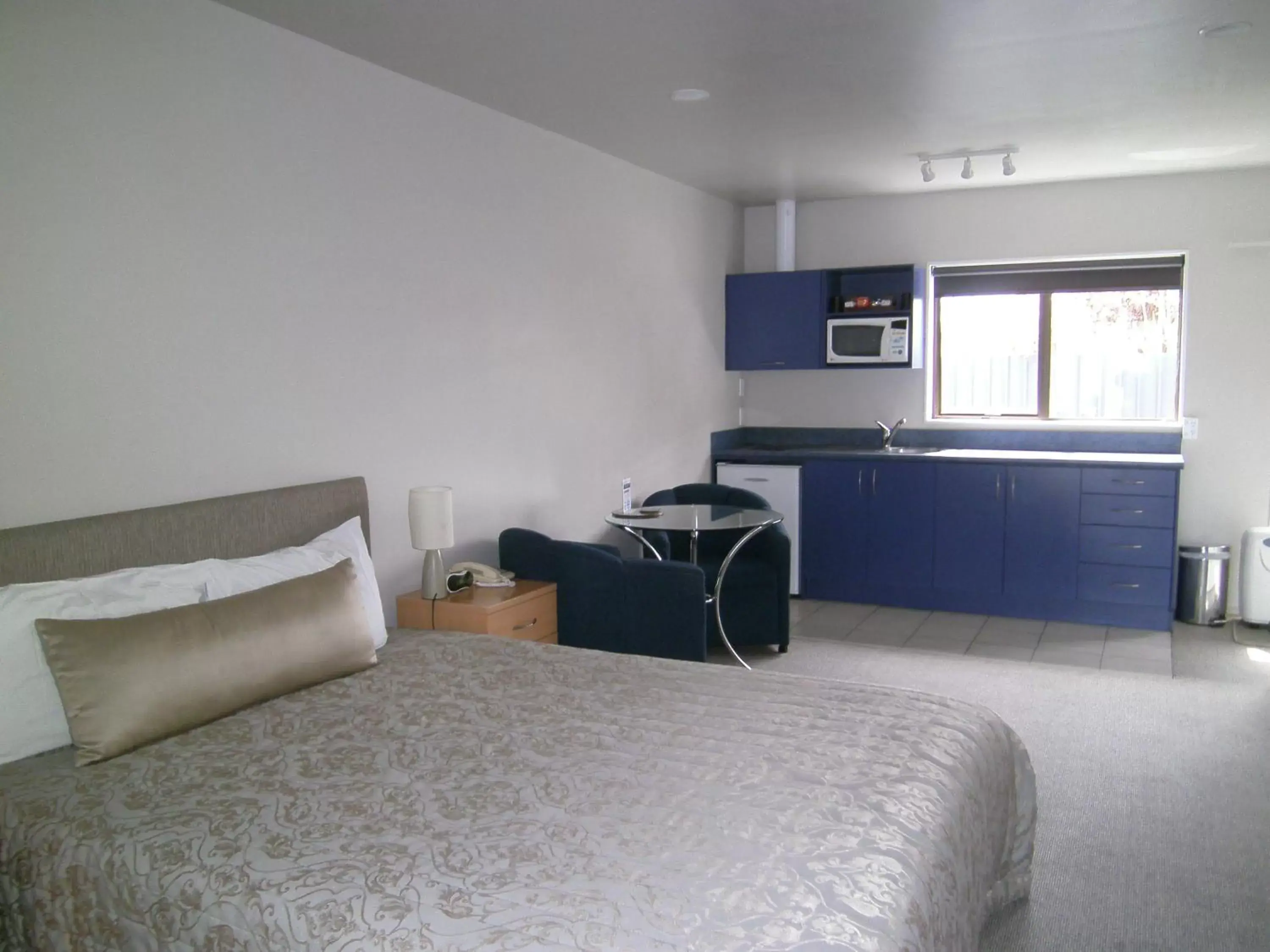 Bed, Kitchen/Kitchenette in Anchorage Motel Apartments