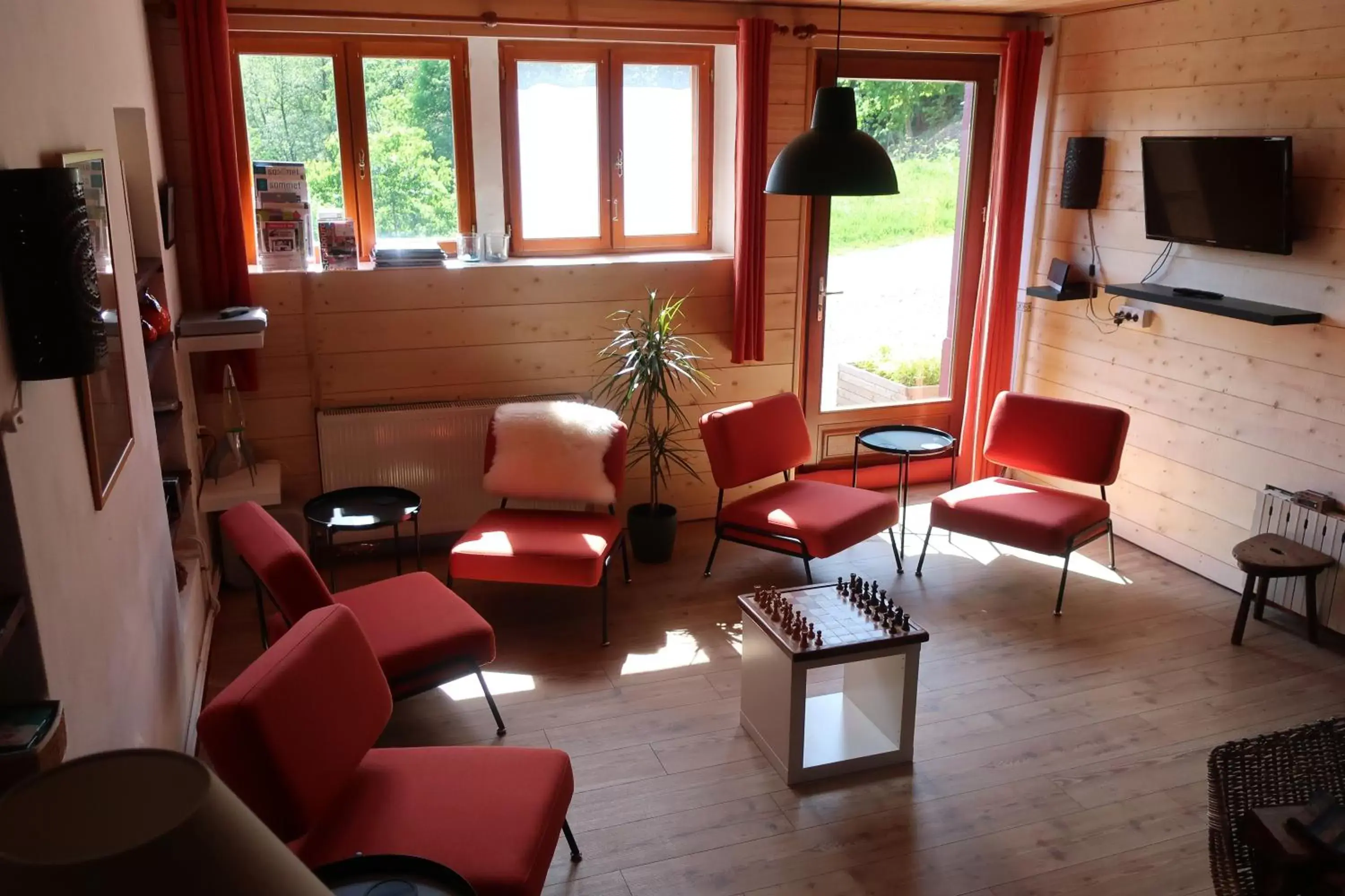 Communal lounge/ TV room, Seating Area in Gîte et chambres d'hôtes le Chêne